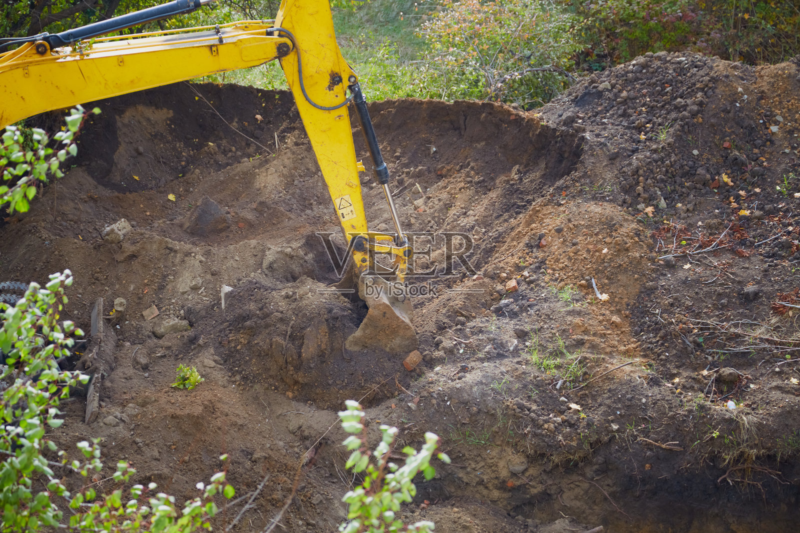 挖掘机工作斗在地面施工现场的近景照片摄影图片