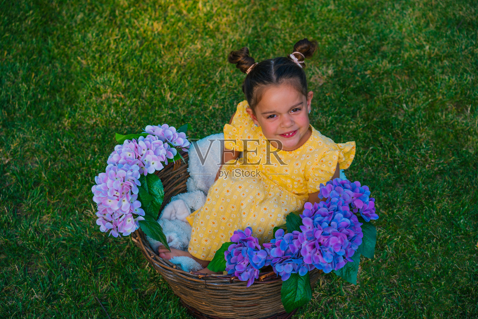 穿着黄色连衣裙的开朗的小女孩照片摄影图片