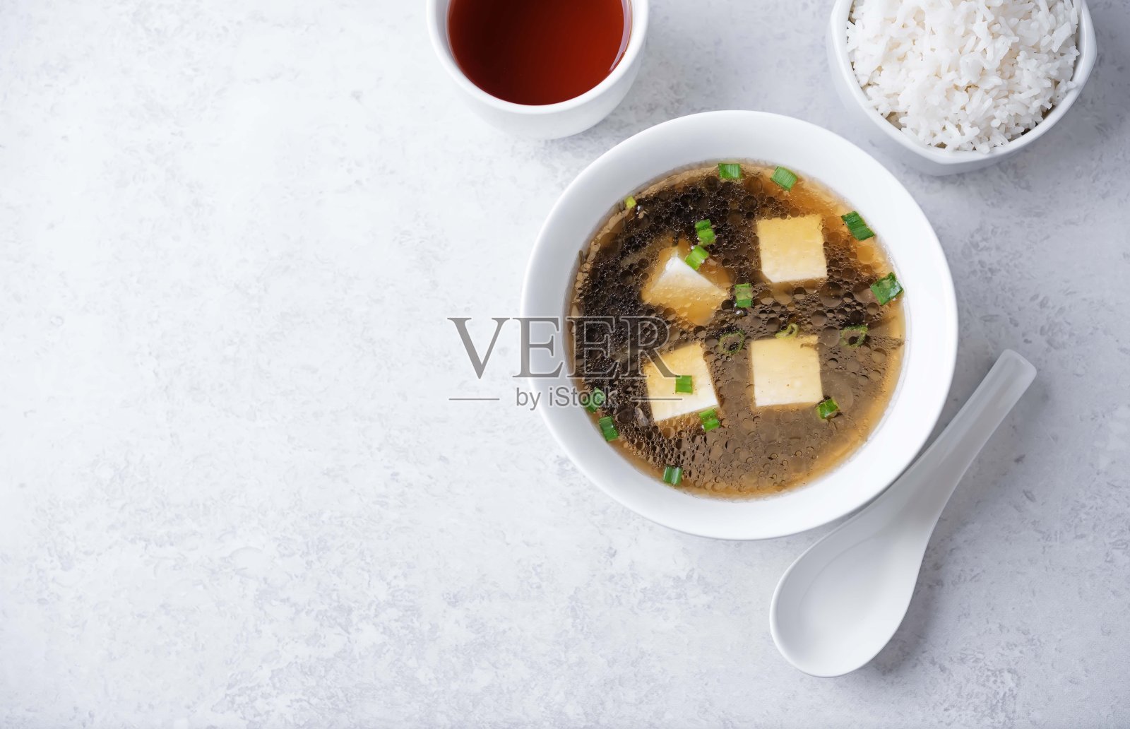 海带汤，豆腐和葱在碗里照片摄影图片