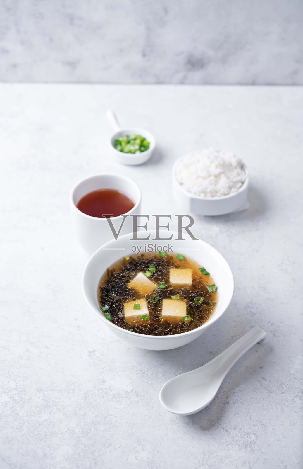 海带汤，豆腐和葱在碗里照片摄影图片