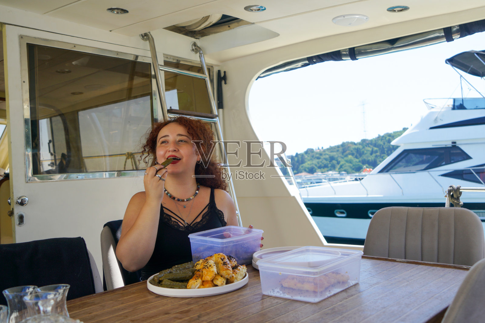 在游艇上吃晚餐照片摄影图片