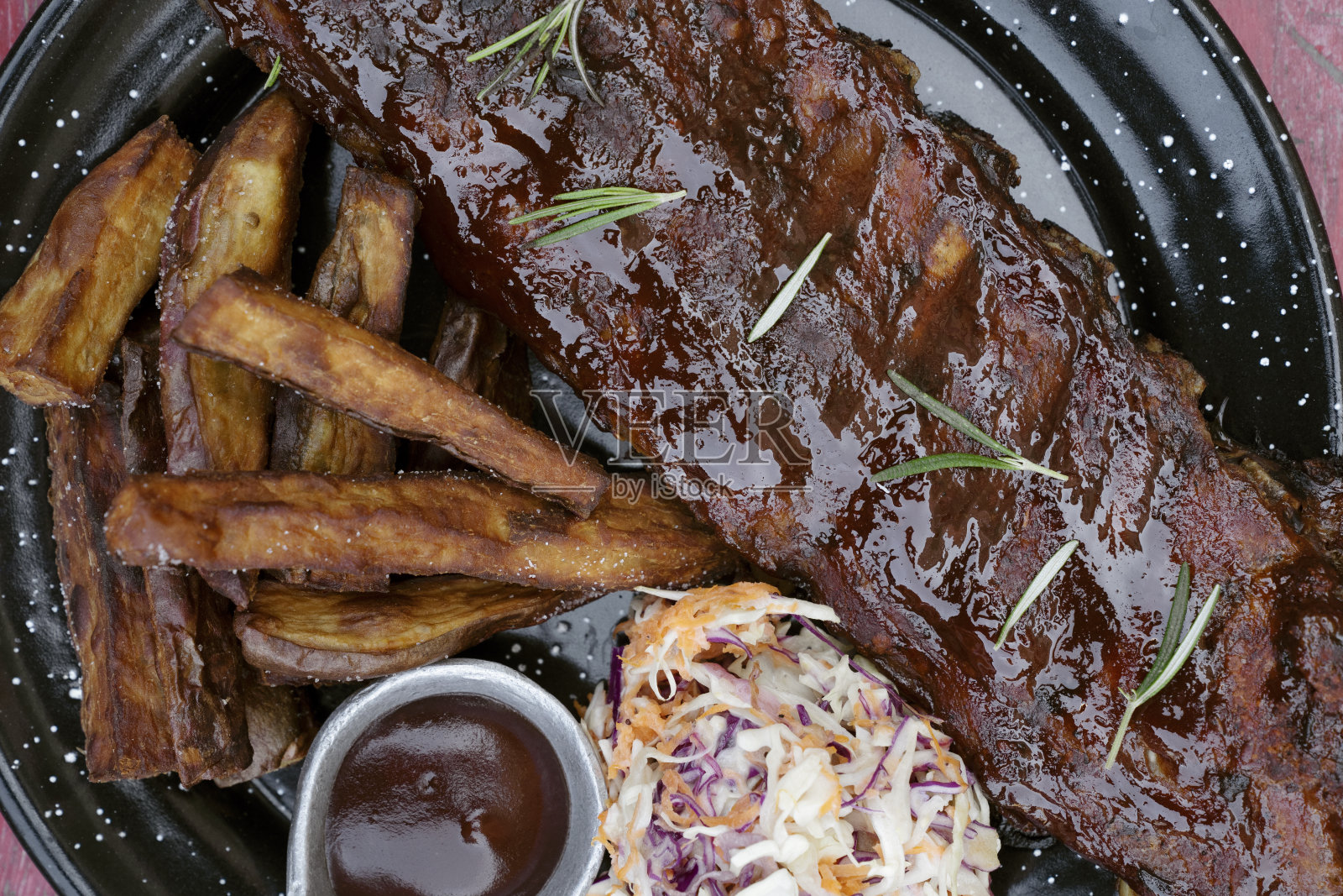 乡村猪排配红薯、烧烤酱和沙拉的俯视图照片摄影图片