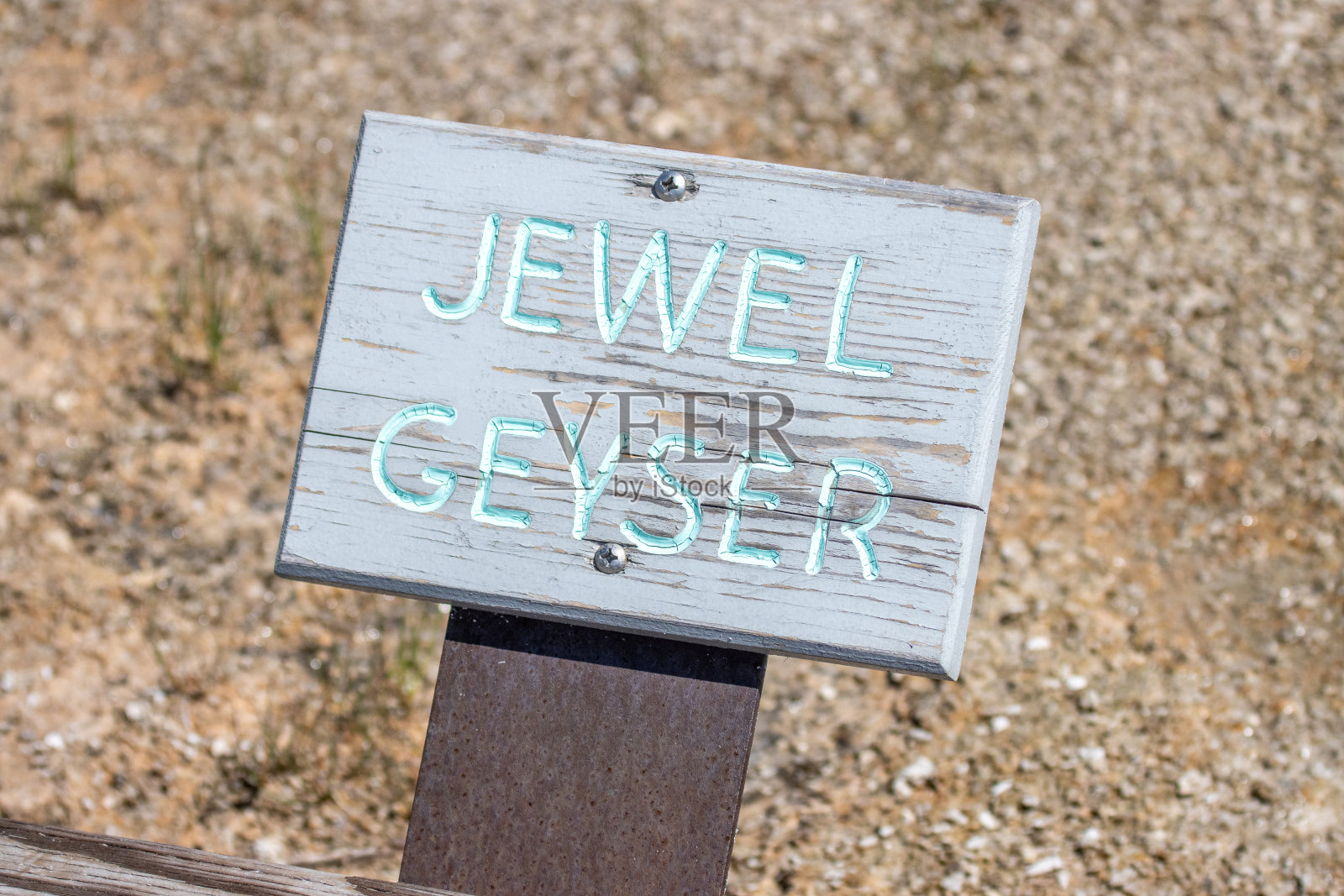 位于怀俄明州黄石国家公园上部间歇泉盆地上的饼干盆地的宝石间歇泉照片摄影图片