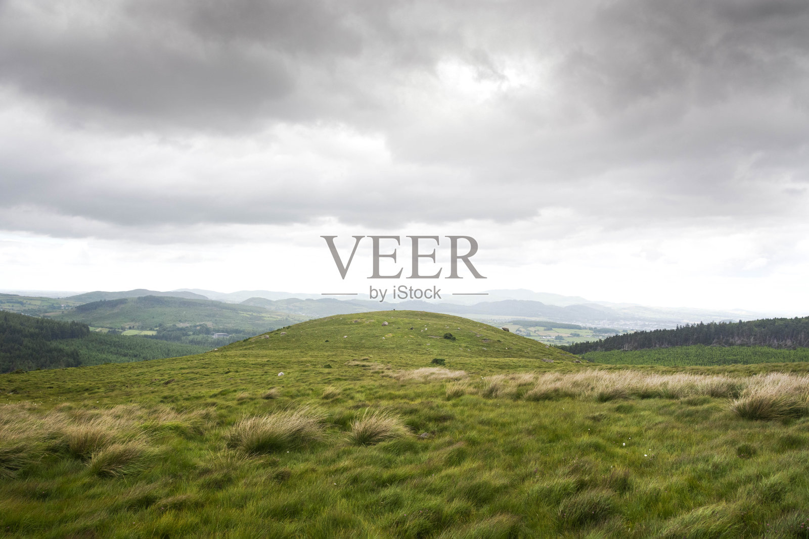 北爱尔兰莫恩山脉的绿色山丘照片摄影图片