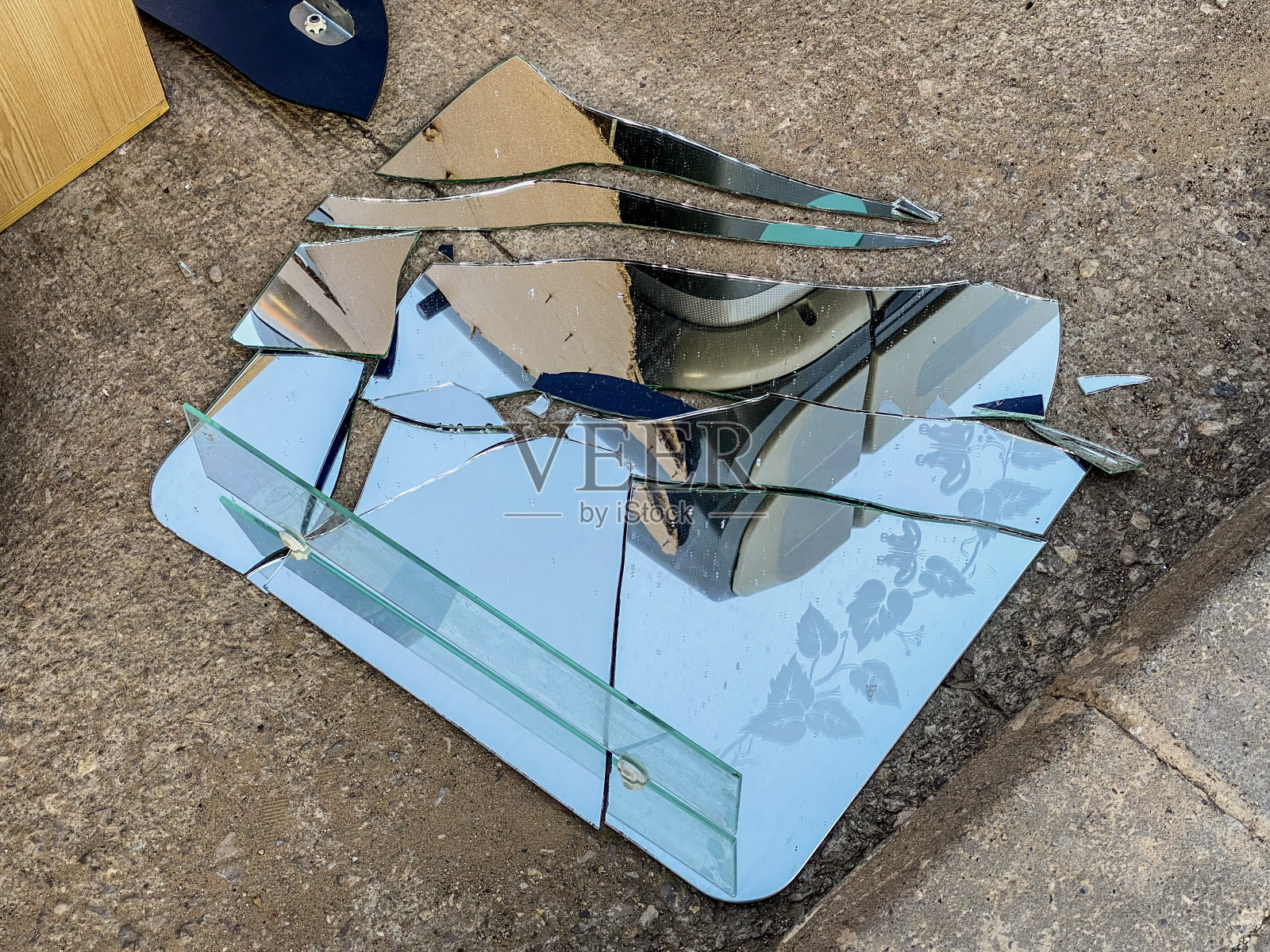 打碎的镜子扔在街上照片摄影图片