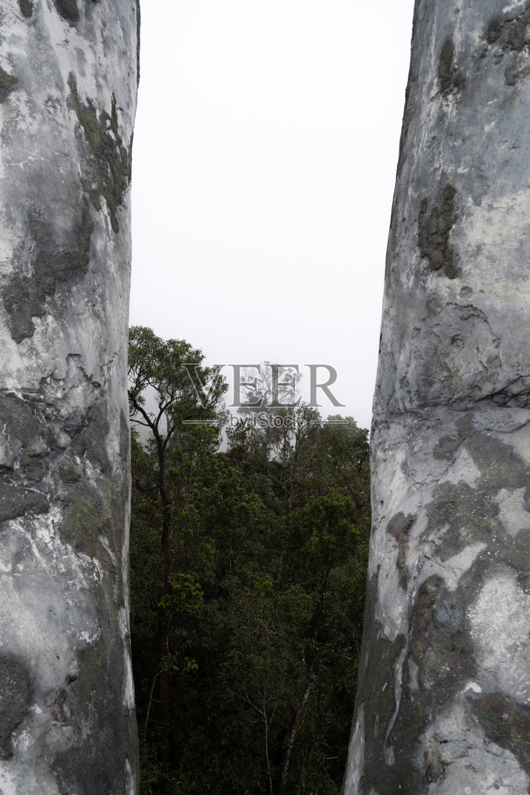 岘港多雾的丘陵景观照片摄影图片
