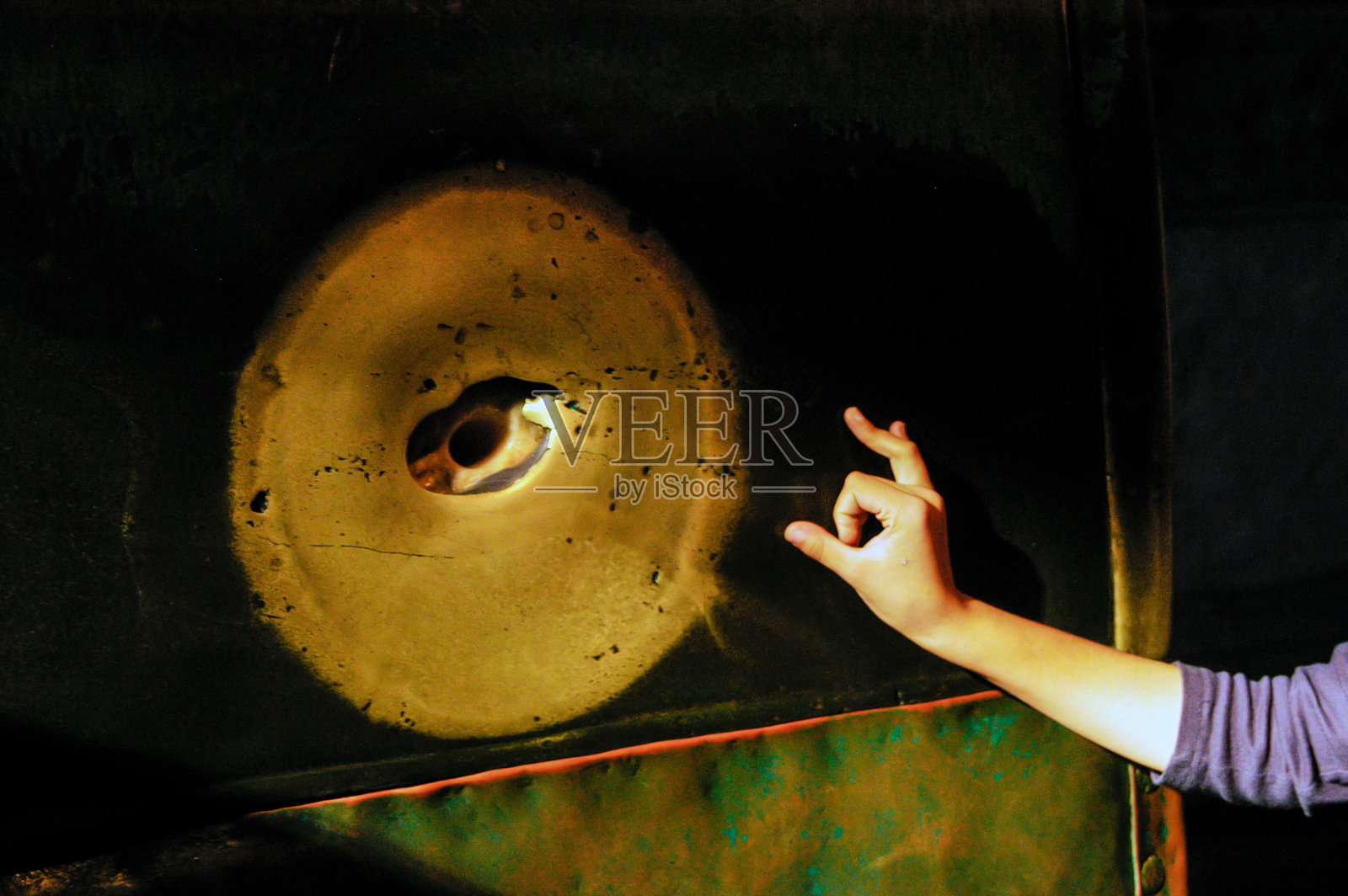 一位妇女在圣索菲亚教堂的许愿柱前许愿照片摄影图片