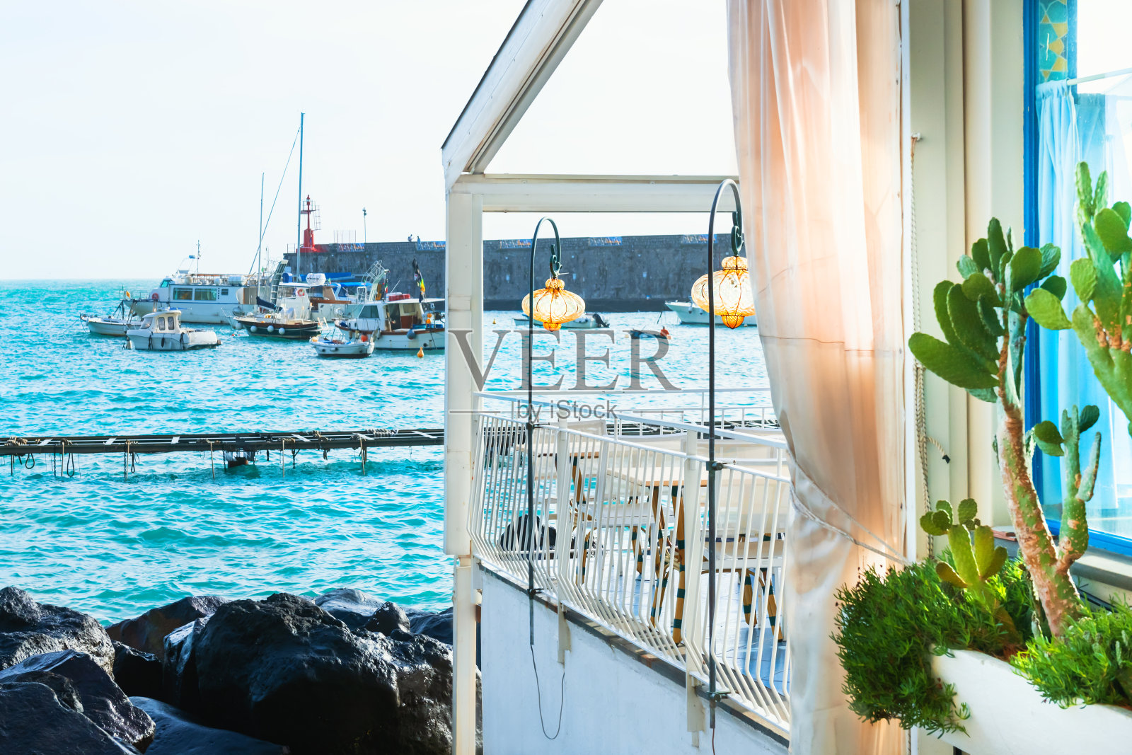 日落时分的阿马尔菲海岸，意大利。美丽的海景露台。在港口的船。照片摄影图片