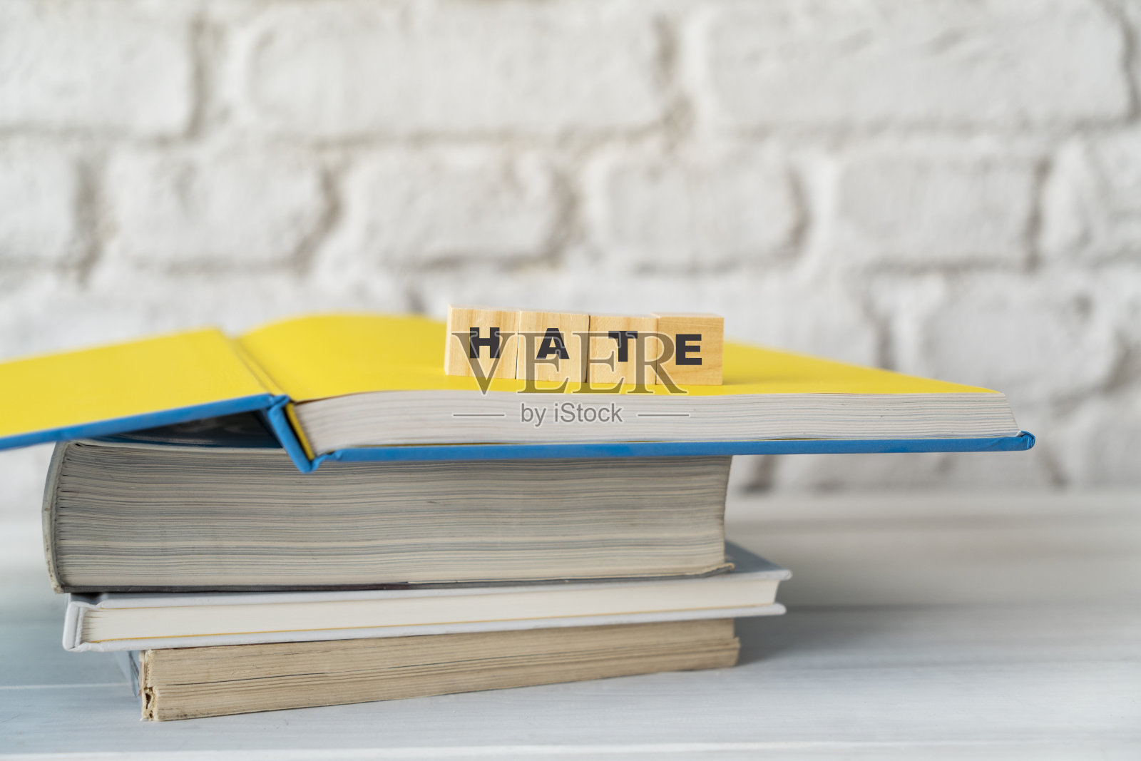 恨，用字母积木照片摄影图片