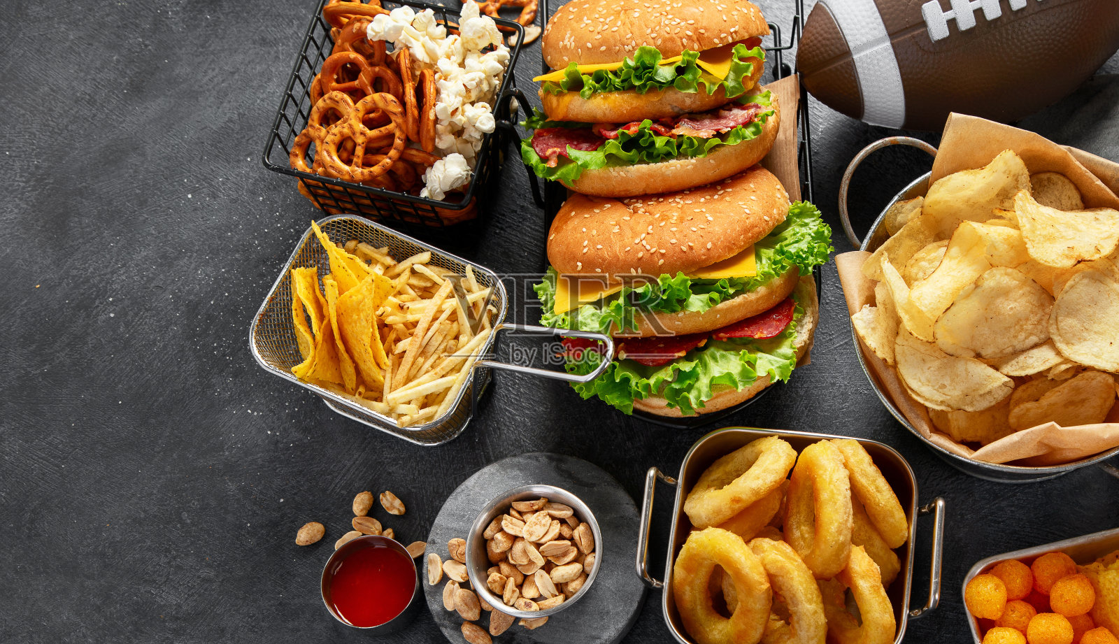 啤酒和小吃套餐。足球赛季或球迷派对的概念。照片摄影图片