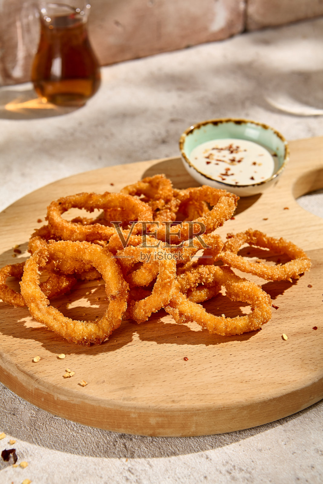 阳光下的天妇罗鱿鱼环与鞑靼酱木板静物照片摄影图片