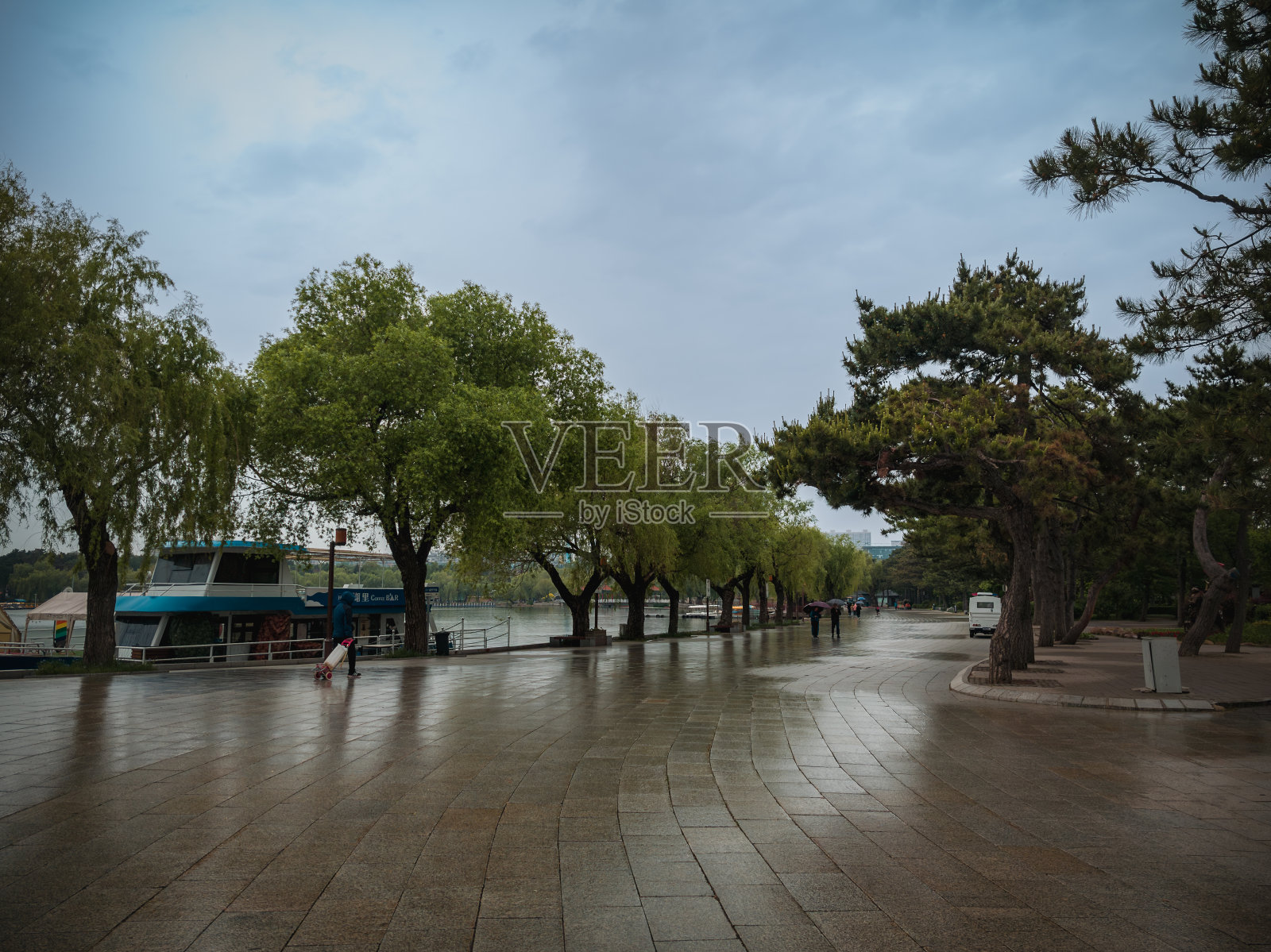 春湖下雨天的美丽风景，中国照片摄影图片