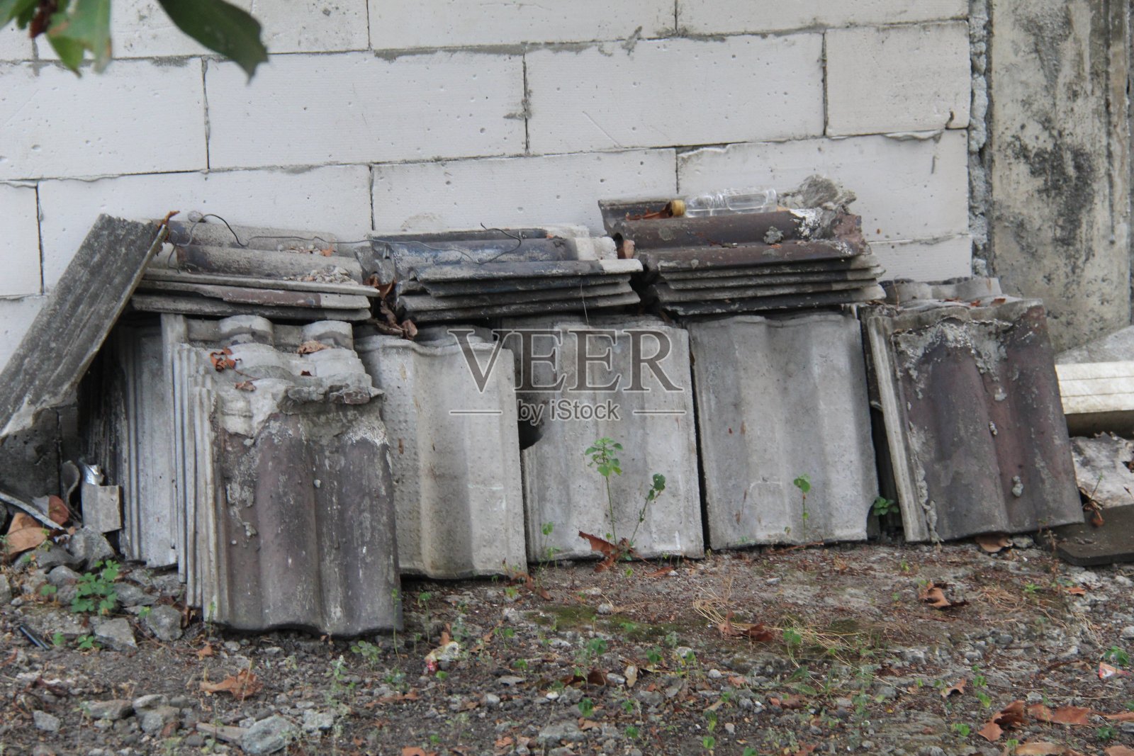 一堆破旧的瓦片。照片摄影图片