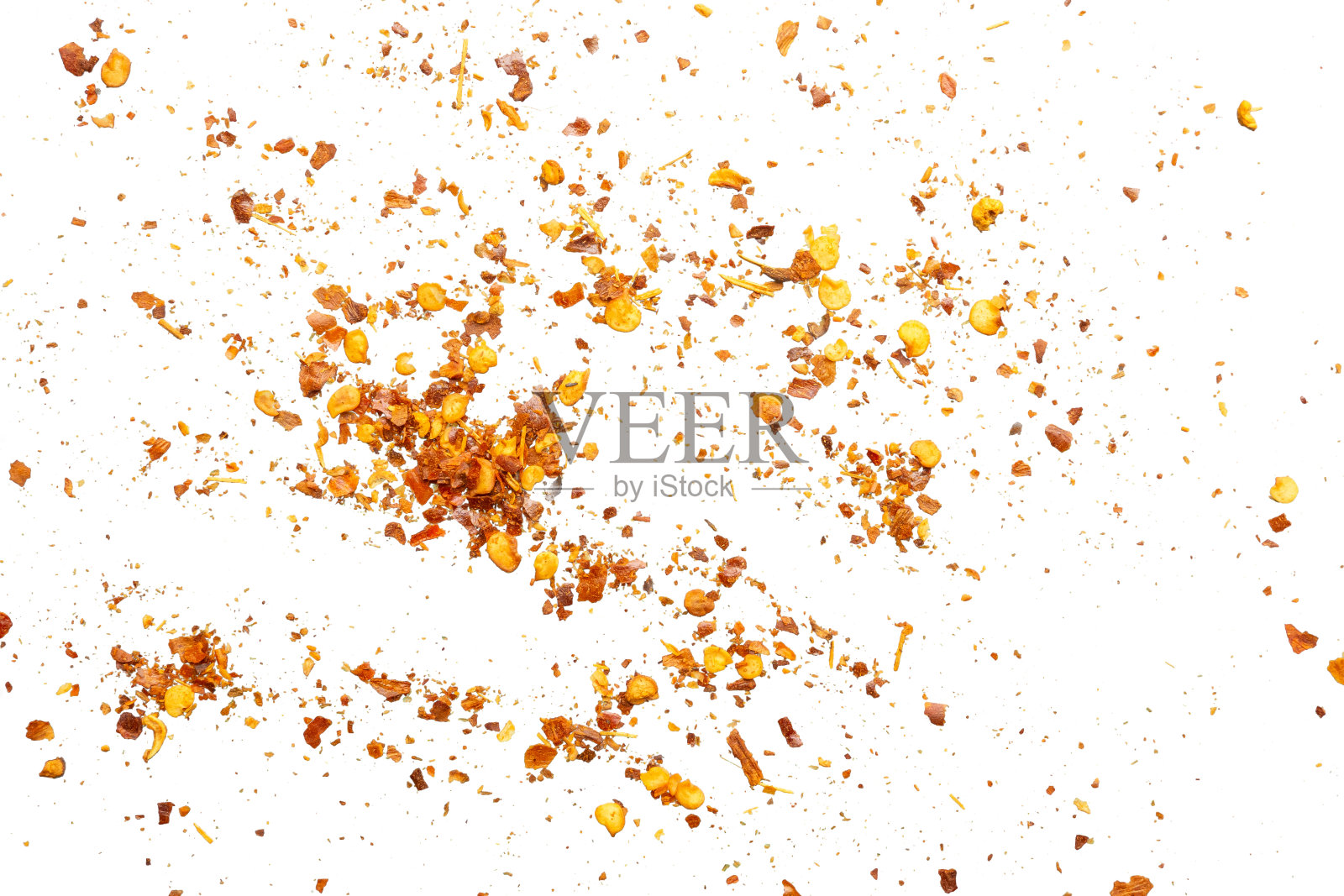 在白色背景上分离的干红辣椒片和种子照片摄影图片