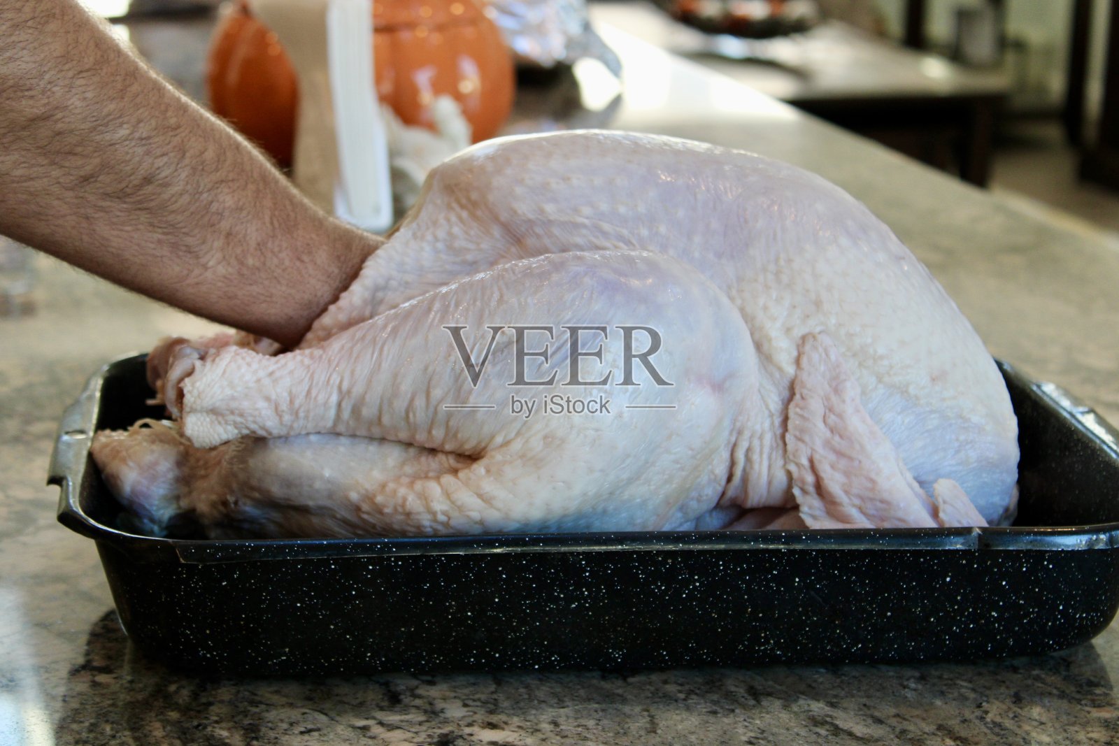 准备生火鸡照片摄影图片