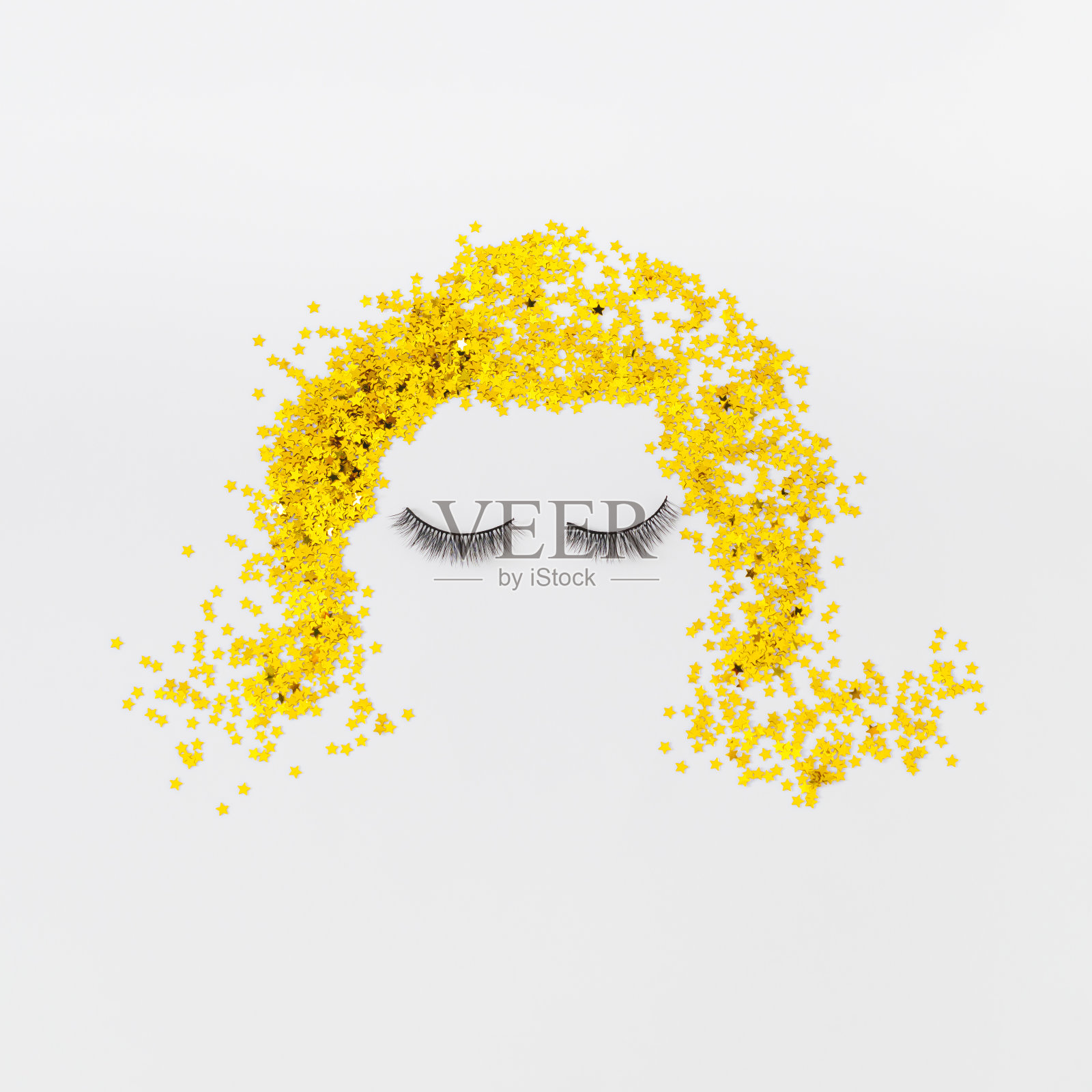 创意金发女孩的脸用假睫毛和金色闪闪发光的星星彩纸在白色的背景。复古风格美学。时尚美丽浪漫的化妆理念。八九十年代的派对女郎。照片摄影图片