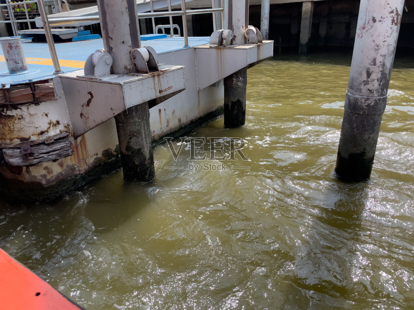 河上的浮船。照片摄影图片