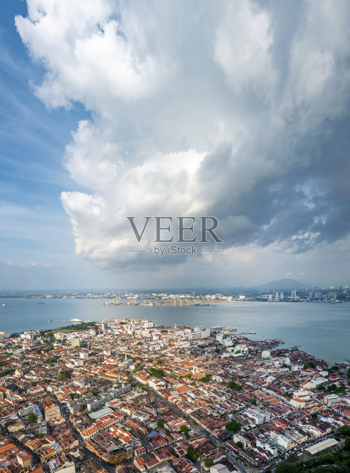 从马来西亚槟榔屿Komtar塔顶鸟瞰乔治城。照片摄影图片