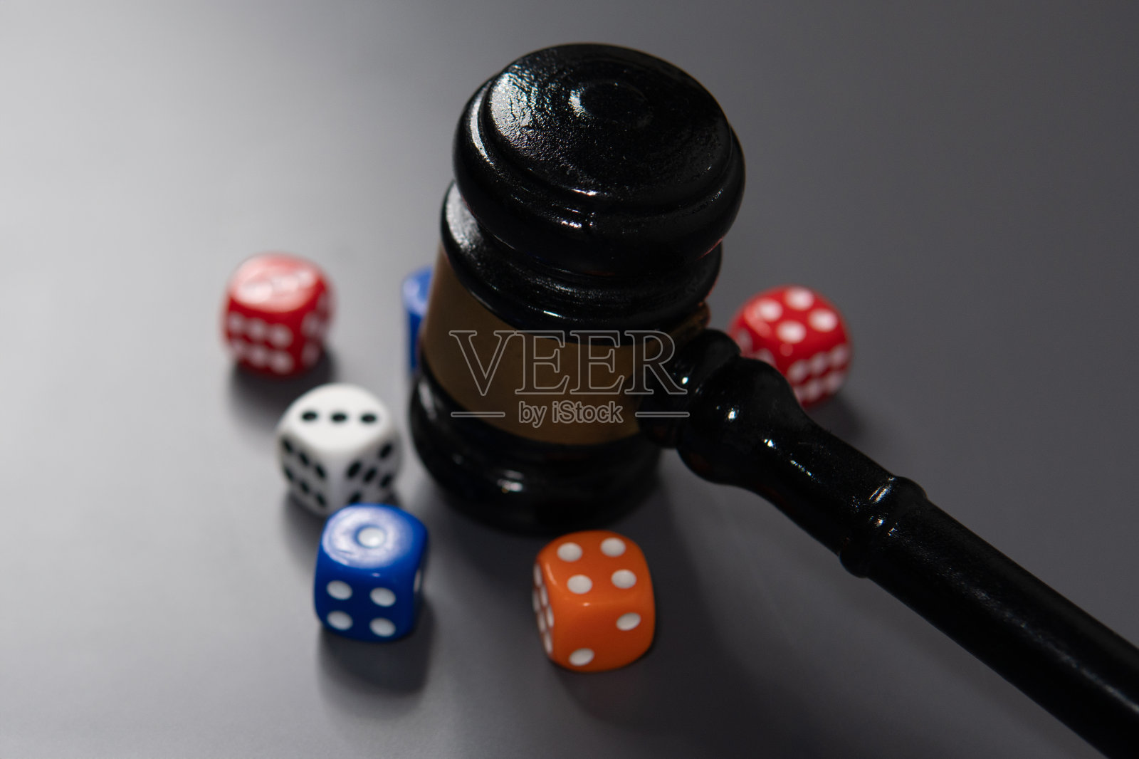 法官的小木槌和一把分散的骰子的特写图像。照片摄影图片