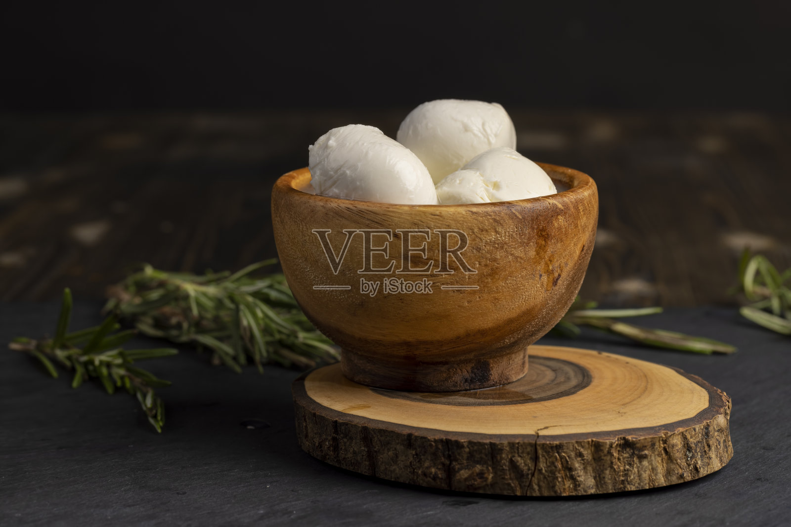 牛奶食品软奶酪在盐水照片摄影图片