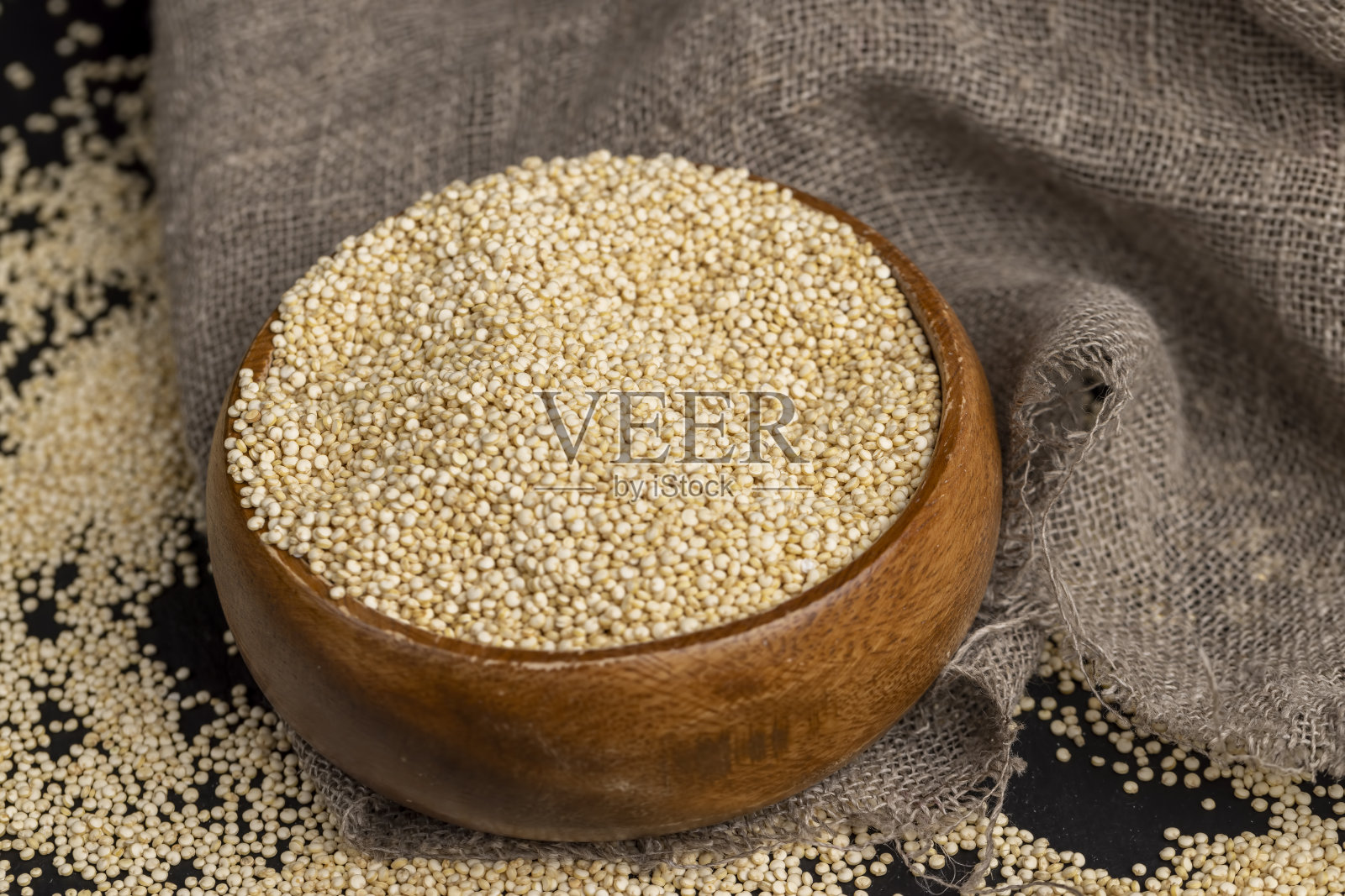 煮粥时加入大量藜麦照片摄影图片