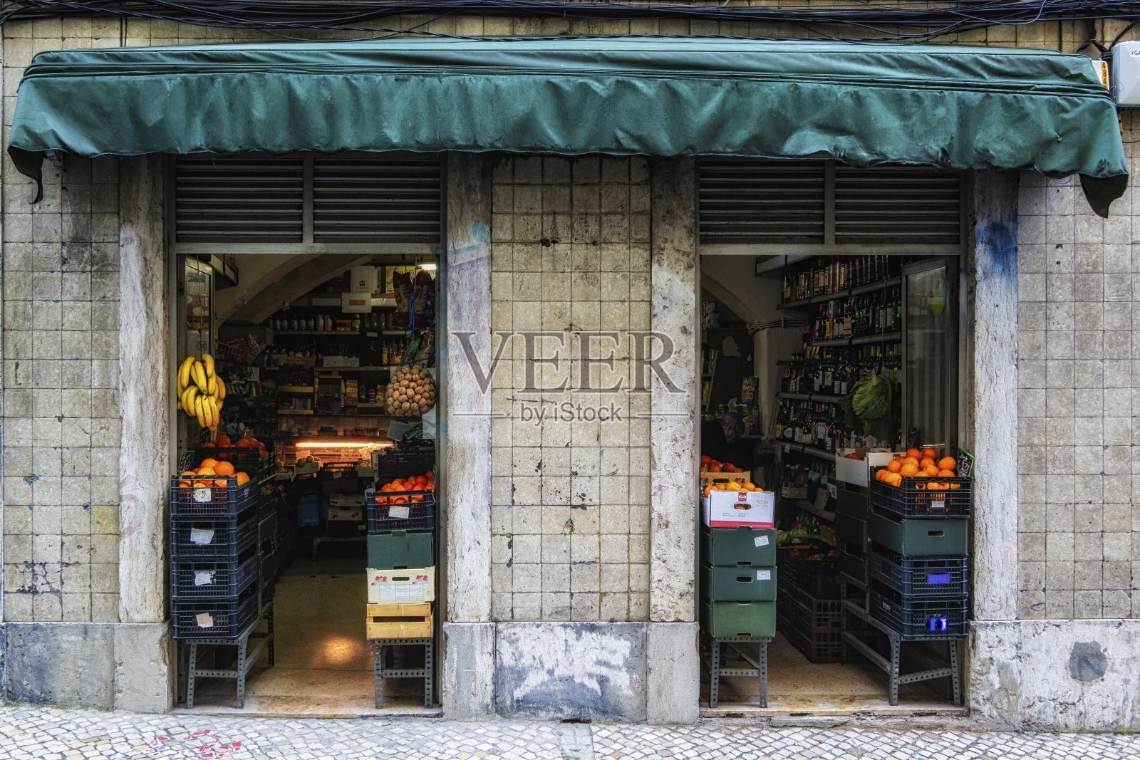 里斯本市中心典型的社区水果和蔬菜店照片摄影图片