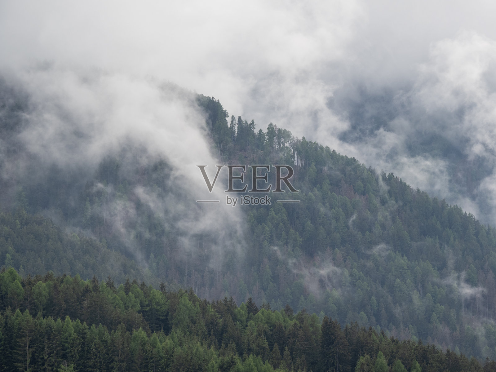 南蒂罗尔维尔诺斯山谷的景观照片摄影图片