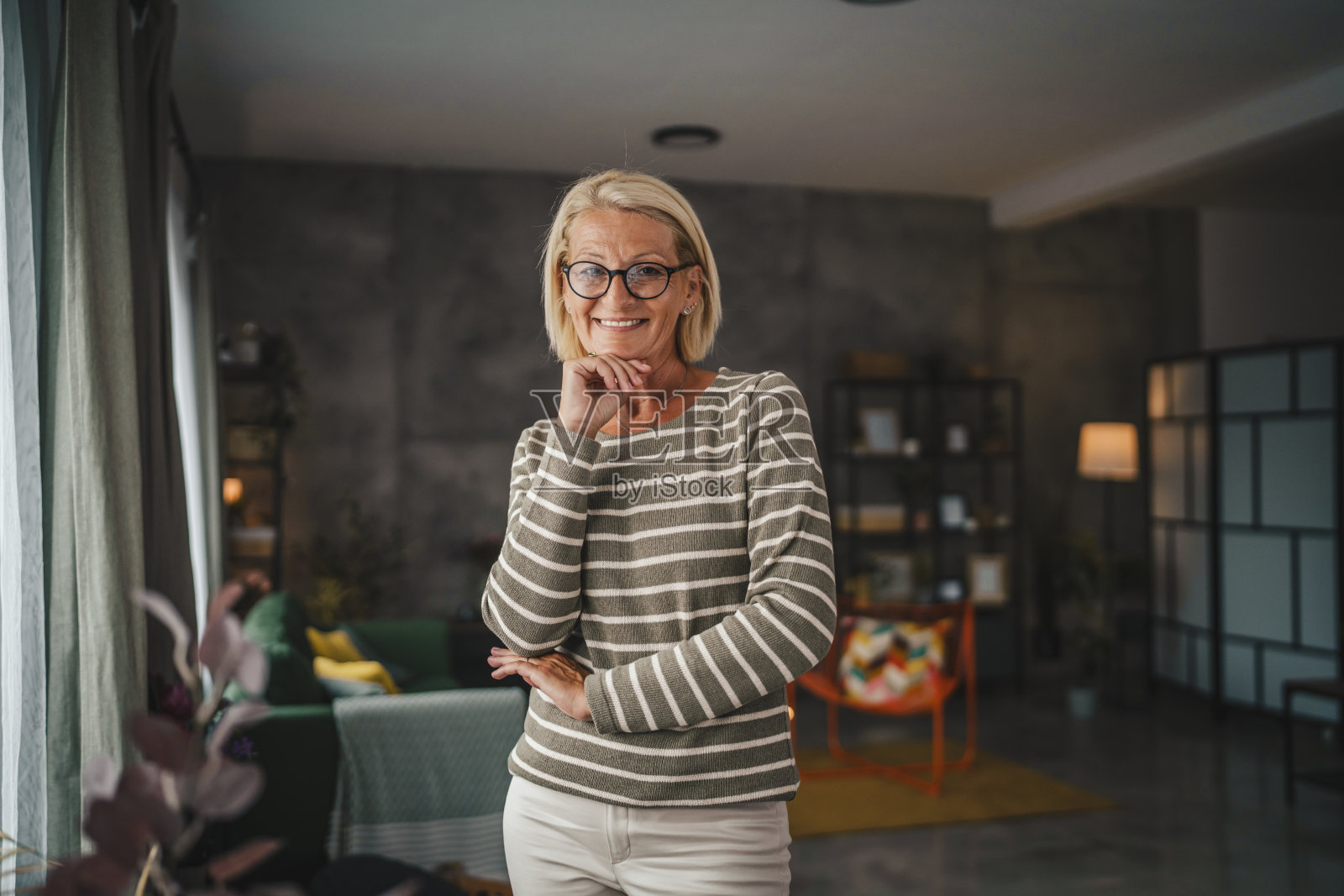 放松成熟的老年妇女站在家里微笑的肖像照片摄影图片