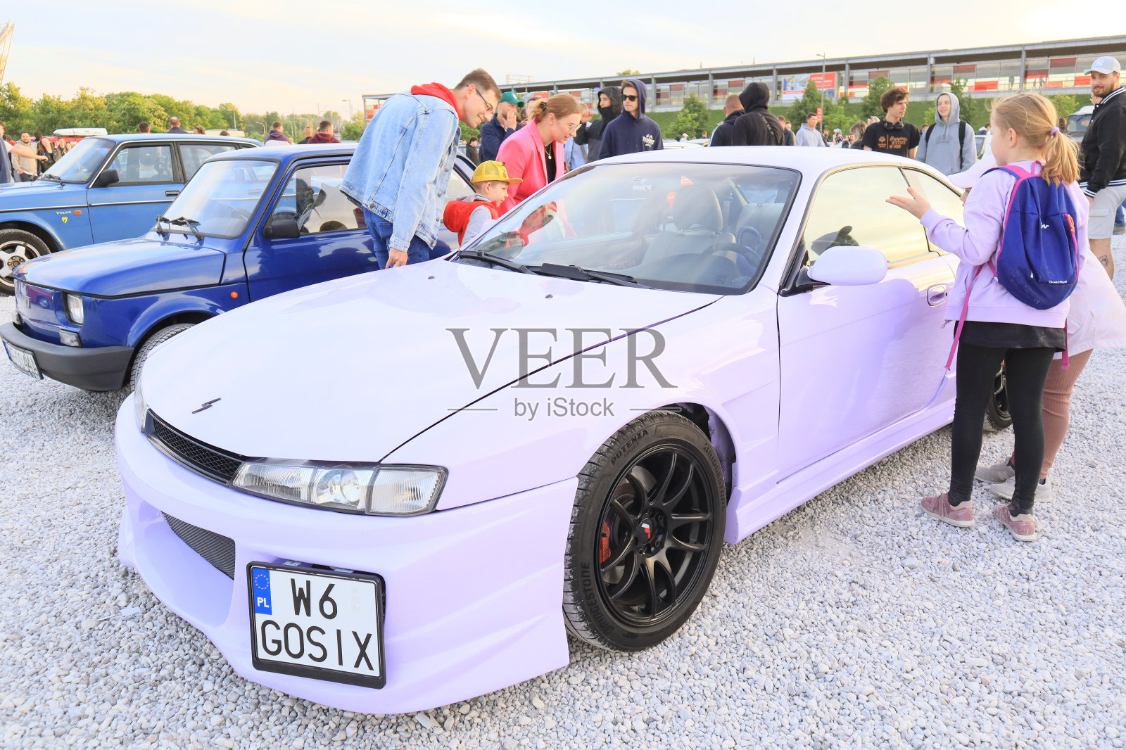 一辆淡紫色的尼桑西尔维亚在华沙的复古汽车会上照片摄影图片