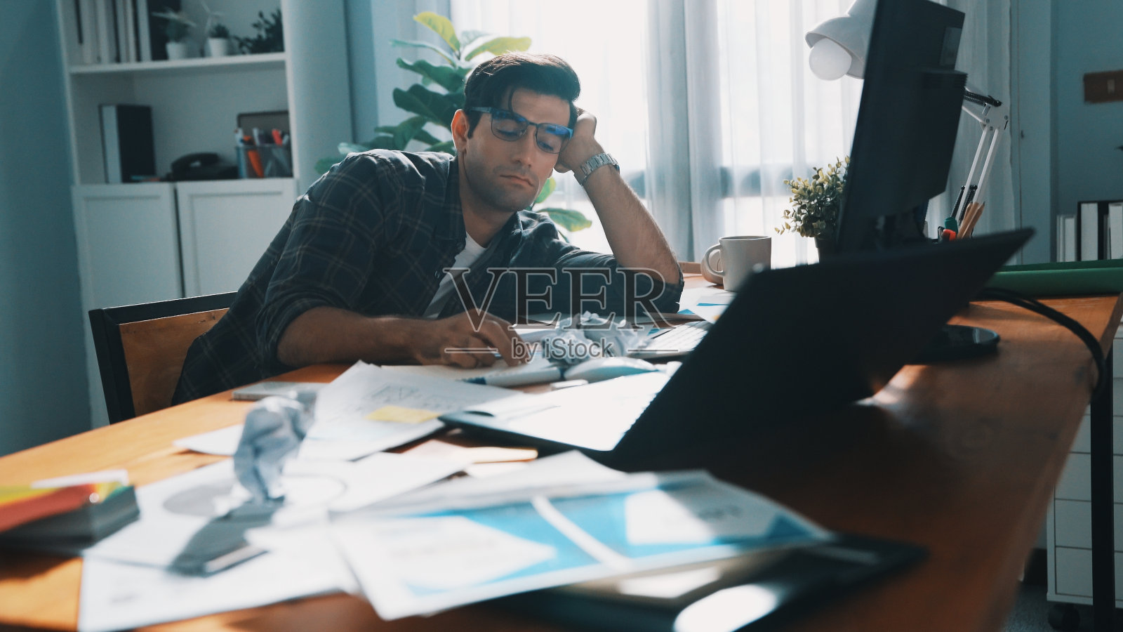 专业室内设计师在调色板和皱纸工作。研讨会。照片摄影图片