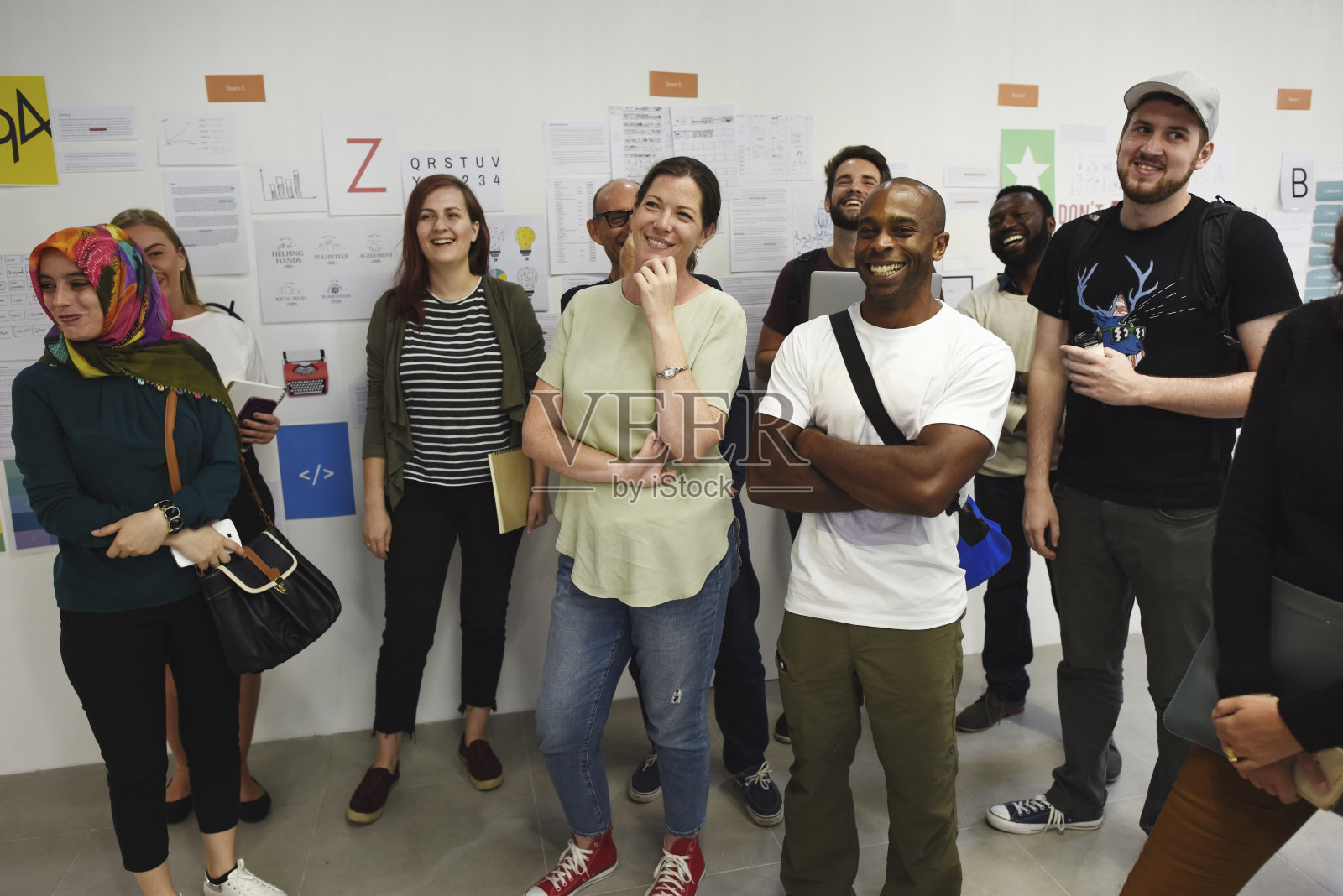 一群不同的人参加创业课程照片摄影图片