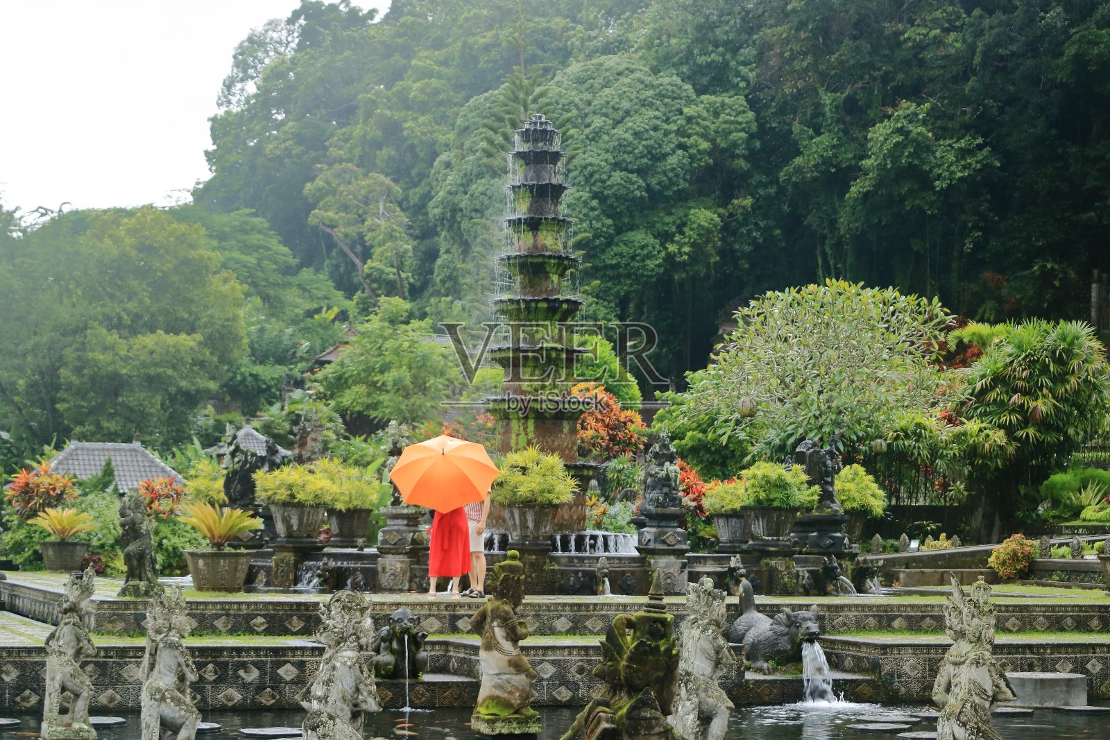 下雨天东巴厘岛Tirta Gangga的水宫照片摄影图片