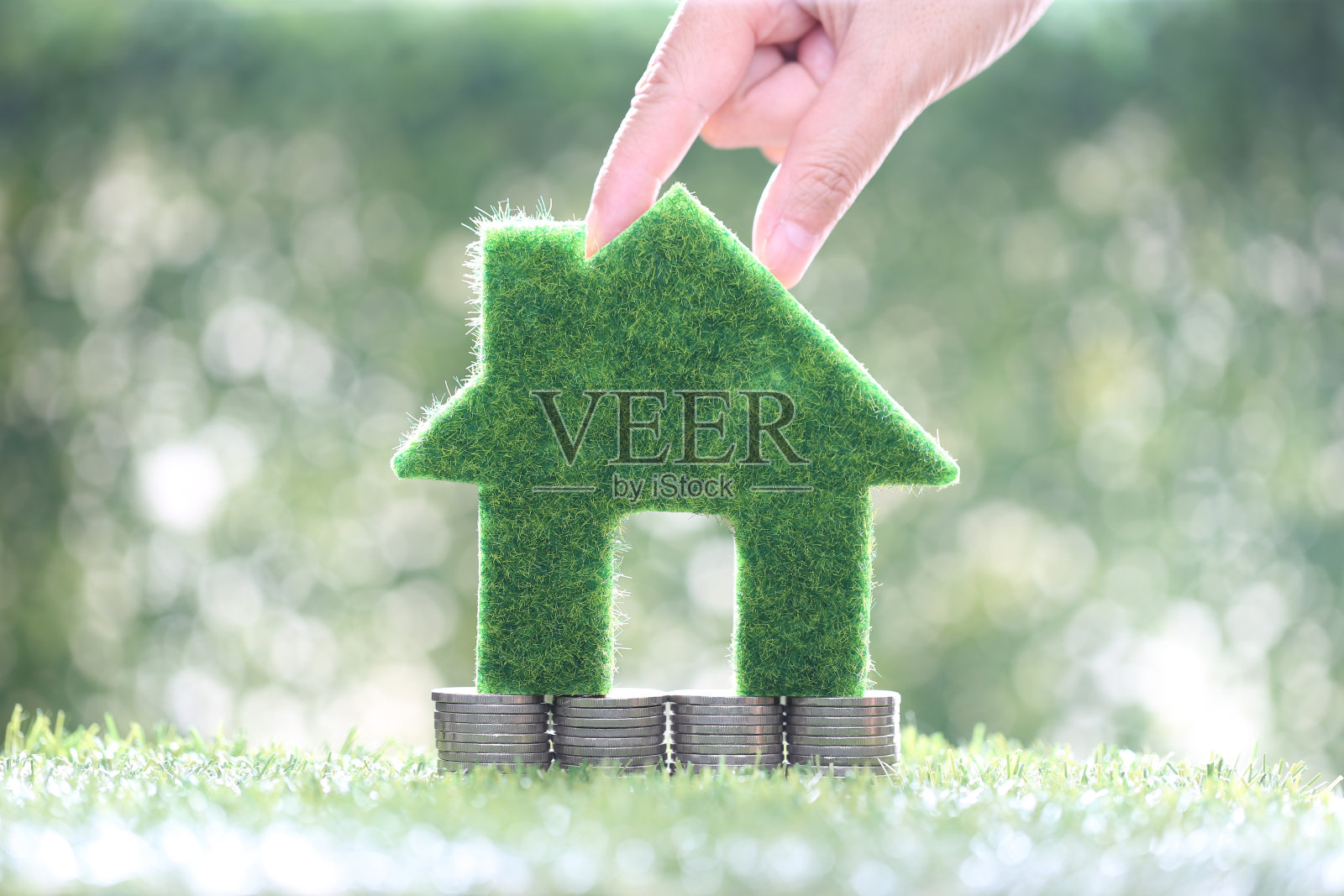 房地产投资，自然绿色背景下的样板房，商业投资和房地产概念照片摄影图片