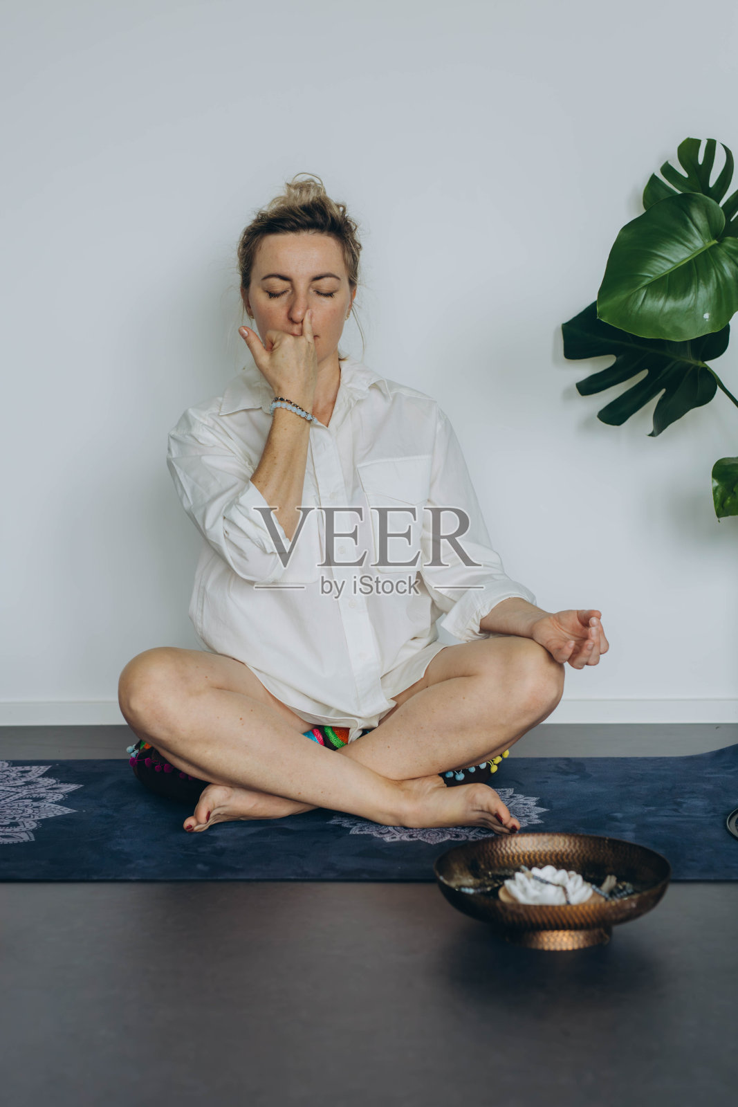 迷人的年轻女子在家练习瑜伽伸展瑜伽。照片摄影图片