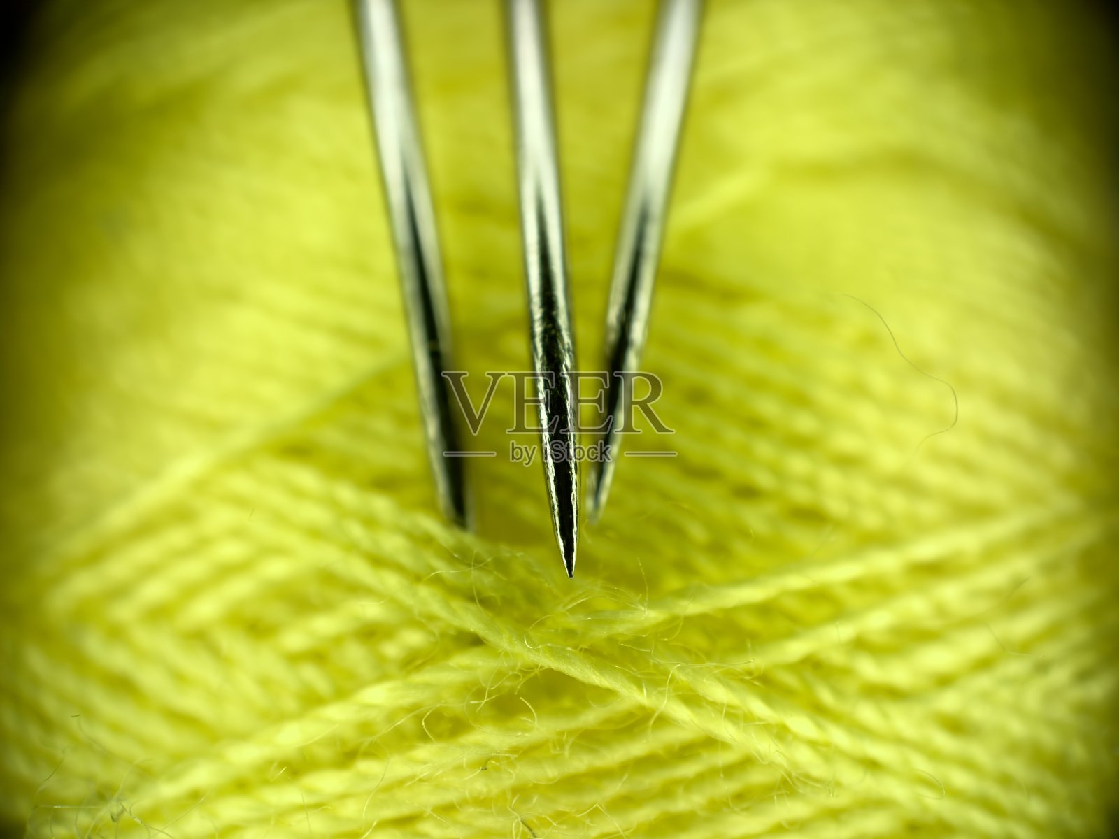 缝纫针在黄色棉线上的特写照片摄影图片