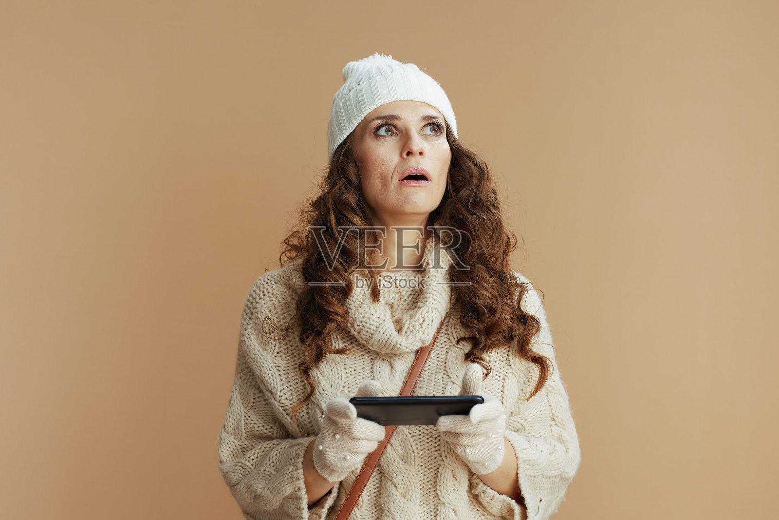 压力大的时尚女人正在使用智能手机应用照片摄影图片