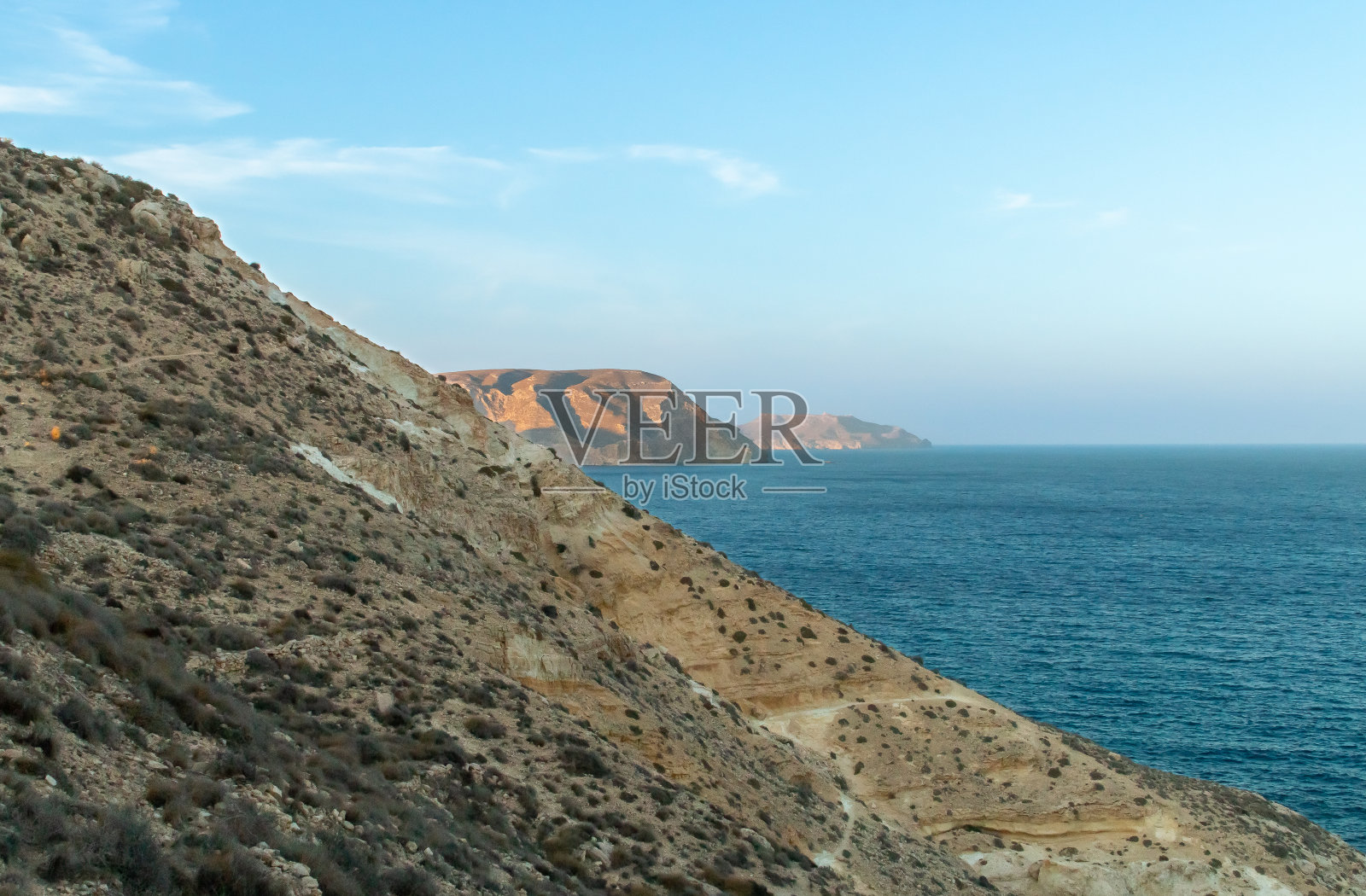 拉斯内格拉斯(Las Negras)的La Molata小径旁的海岸线，Almería，西班牙。照片摄影图片
