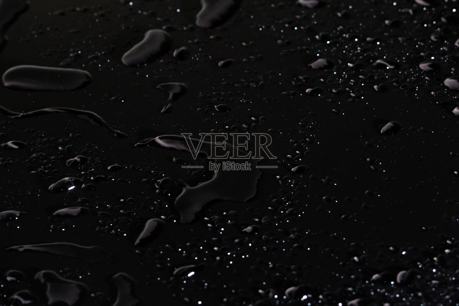 黑色背景上的水滴照片摄影图片