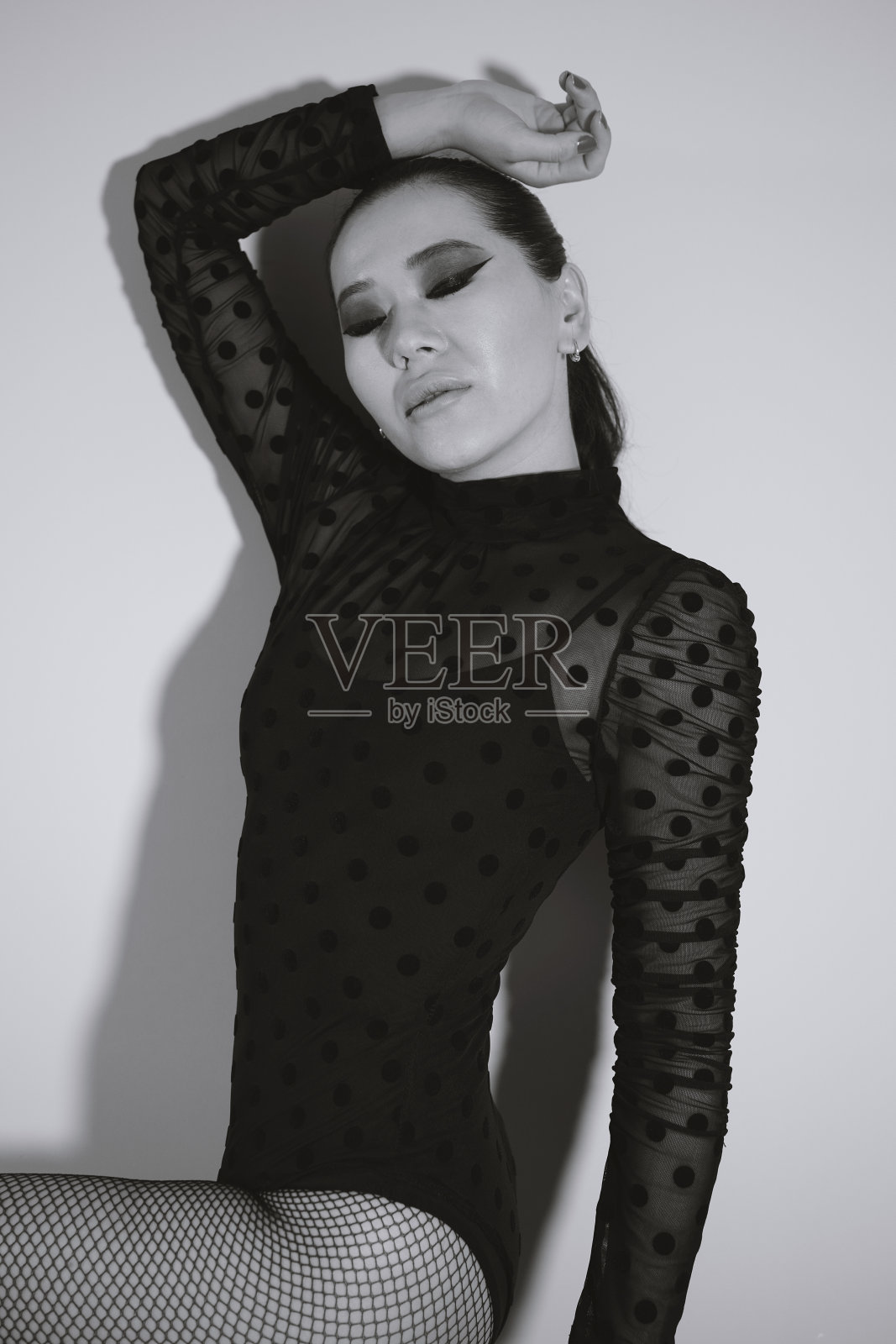 穿着黑色长袜的年轻女子照片摄影图片