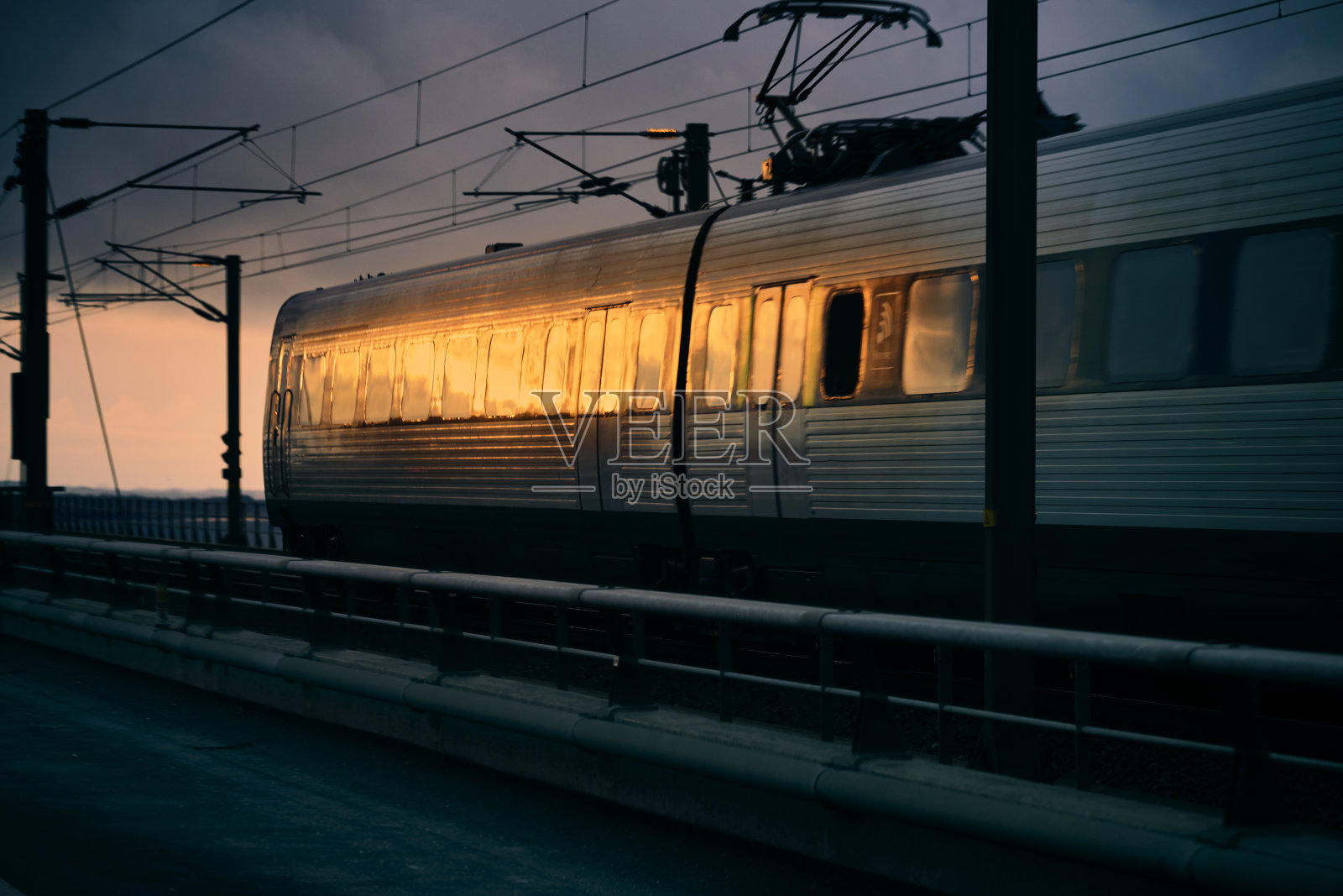 旅客列车反射的太阳照片摄影图片