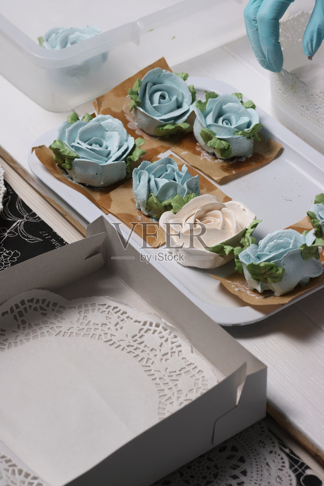 自制的西风。西风工艺品。棉花糖作为礼物。照片摄影图片