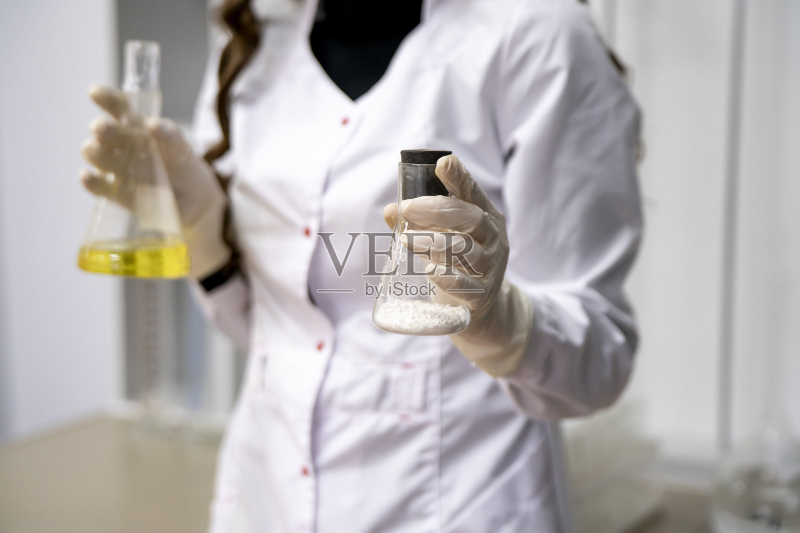 在分子物理学中做实验、化学研究的科学家照片摄影图片