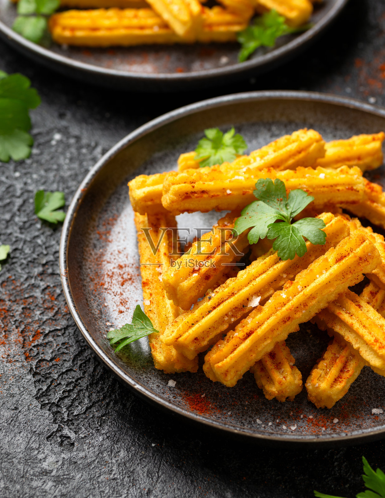 酥脆金黄的土豆油条配上红辣椒和新鲜欧芹照片摄影图片