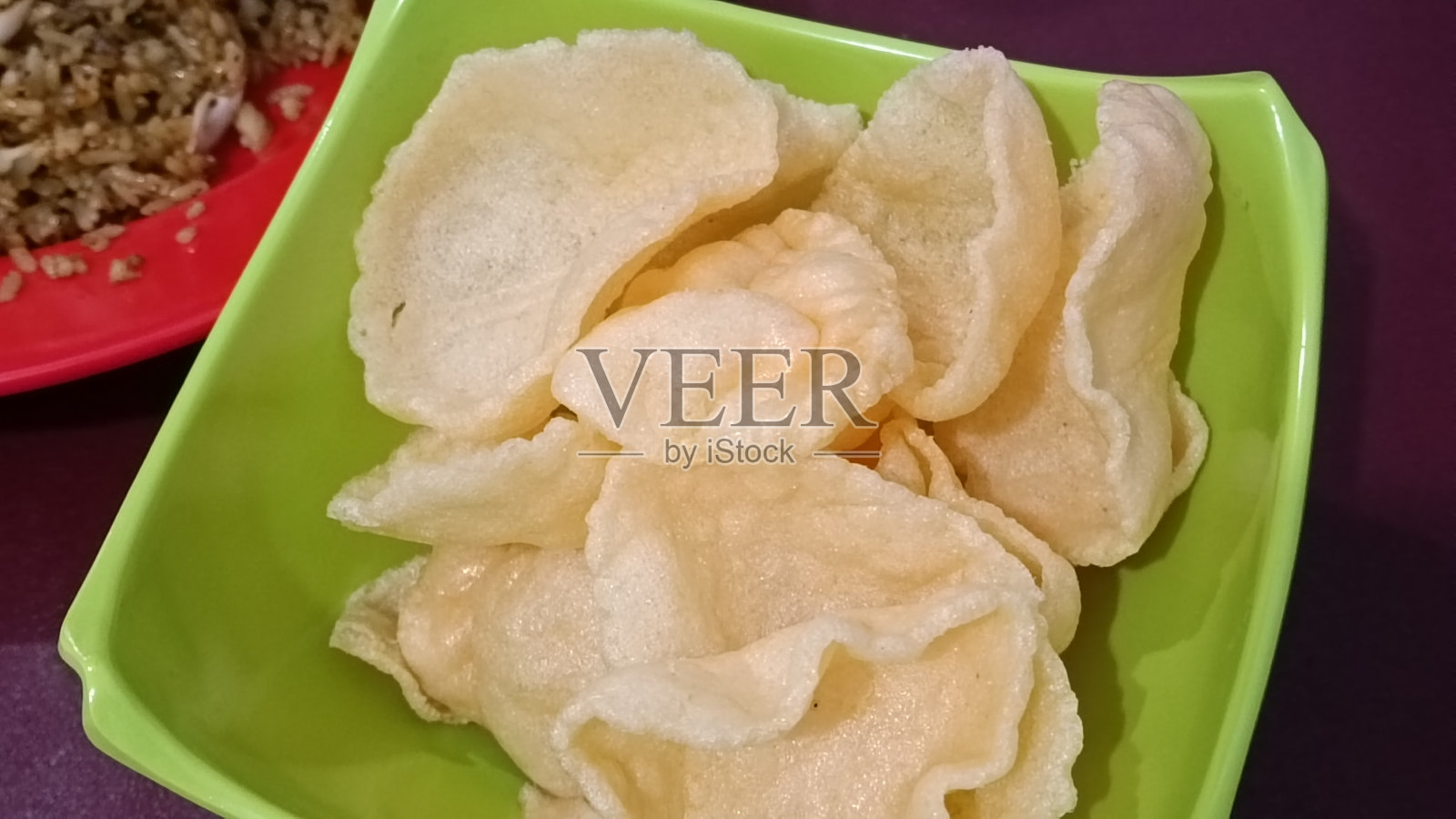 一盘鸡蛋炒饭，配上饼干照片摄影图片