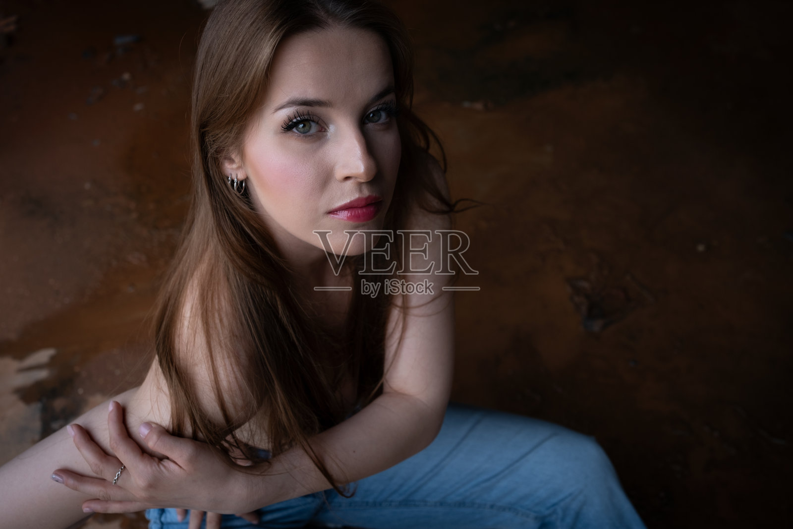 年轻的黑发女子肖像照片摄影图片