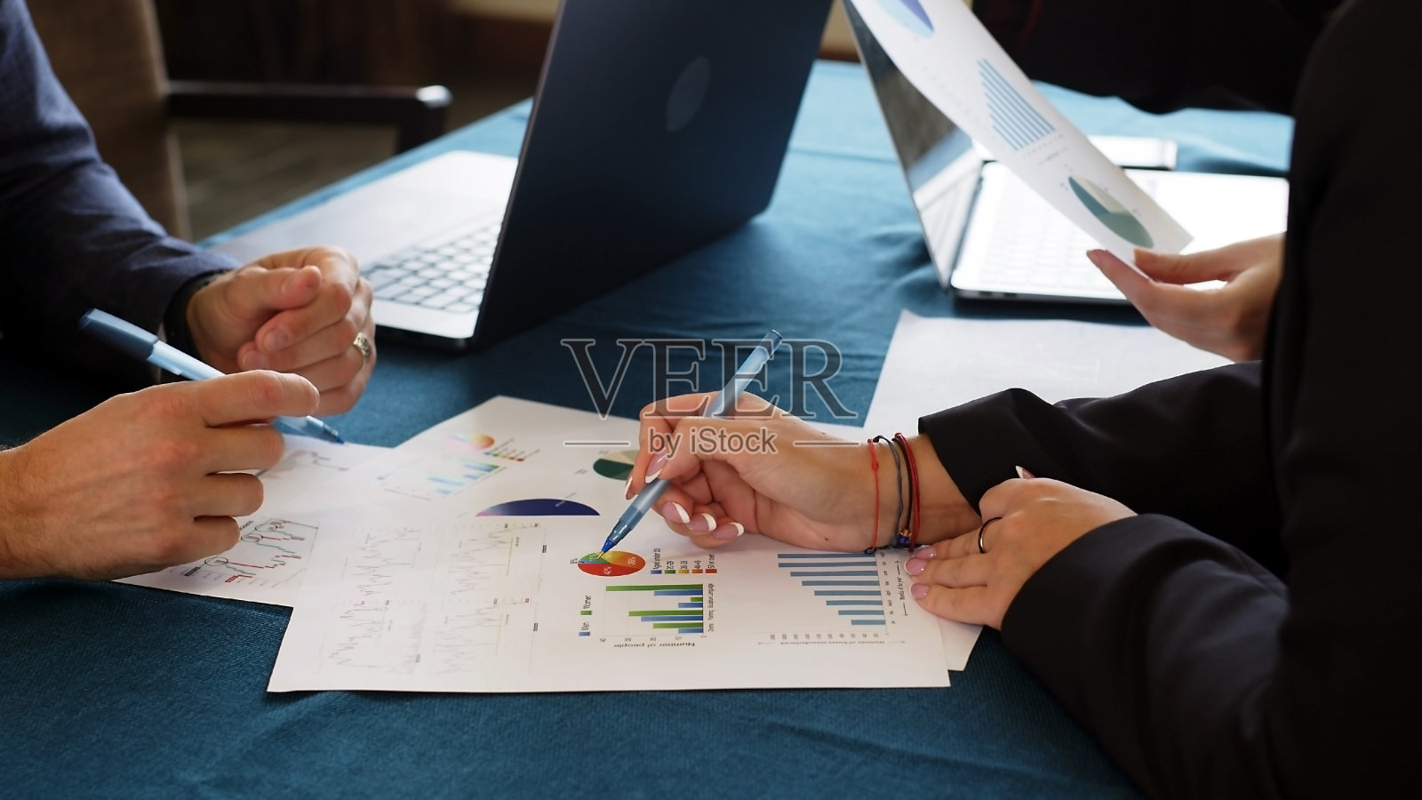 商务人士工作的特写，忙于客户服务团队工作，控制pad和在线销售，利润统计，表格上的文件在工作联合办公空间的人员配置理念。照片摄影图片