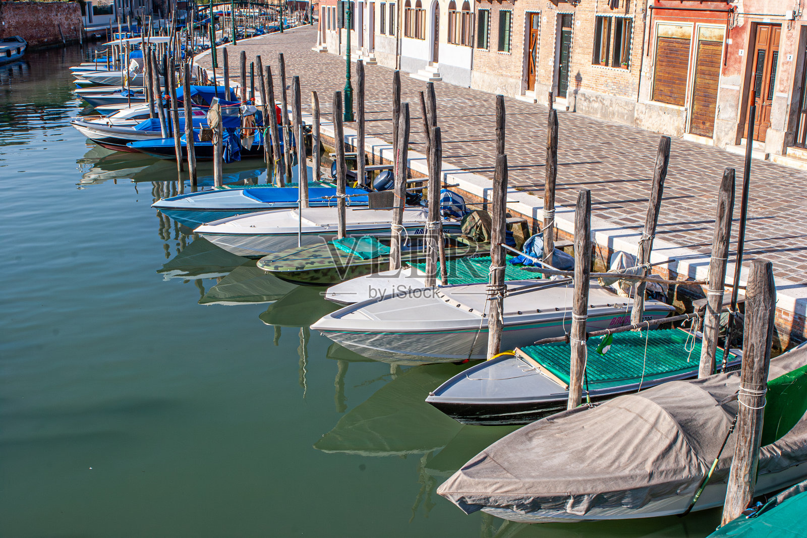 停泊在威尼斯布拉诺小码头的船只照片摄影图片