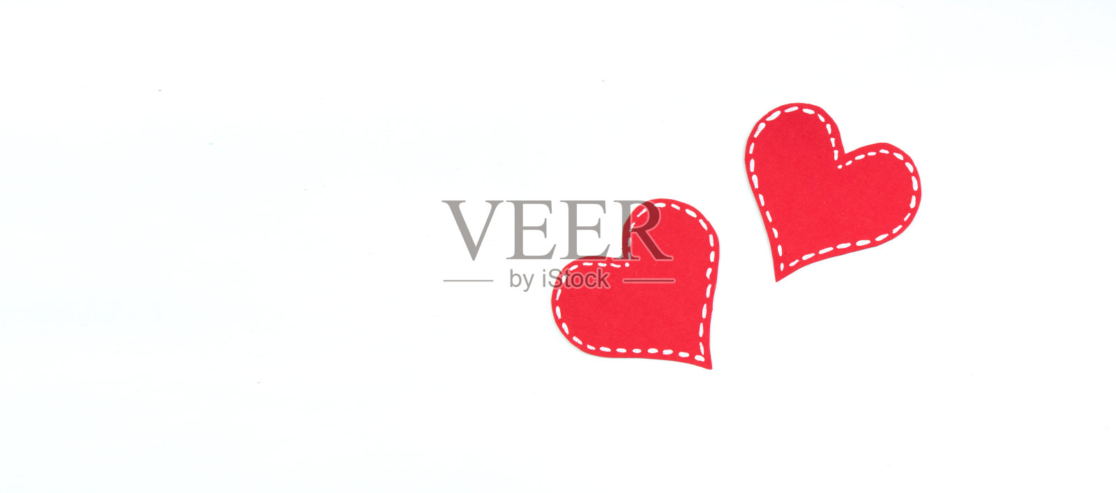 红纸心孤立在白底上。情人节。副本的空间。前视图。横幅照片摄影图片