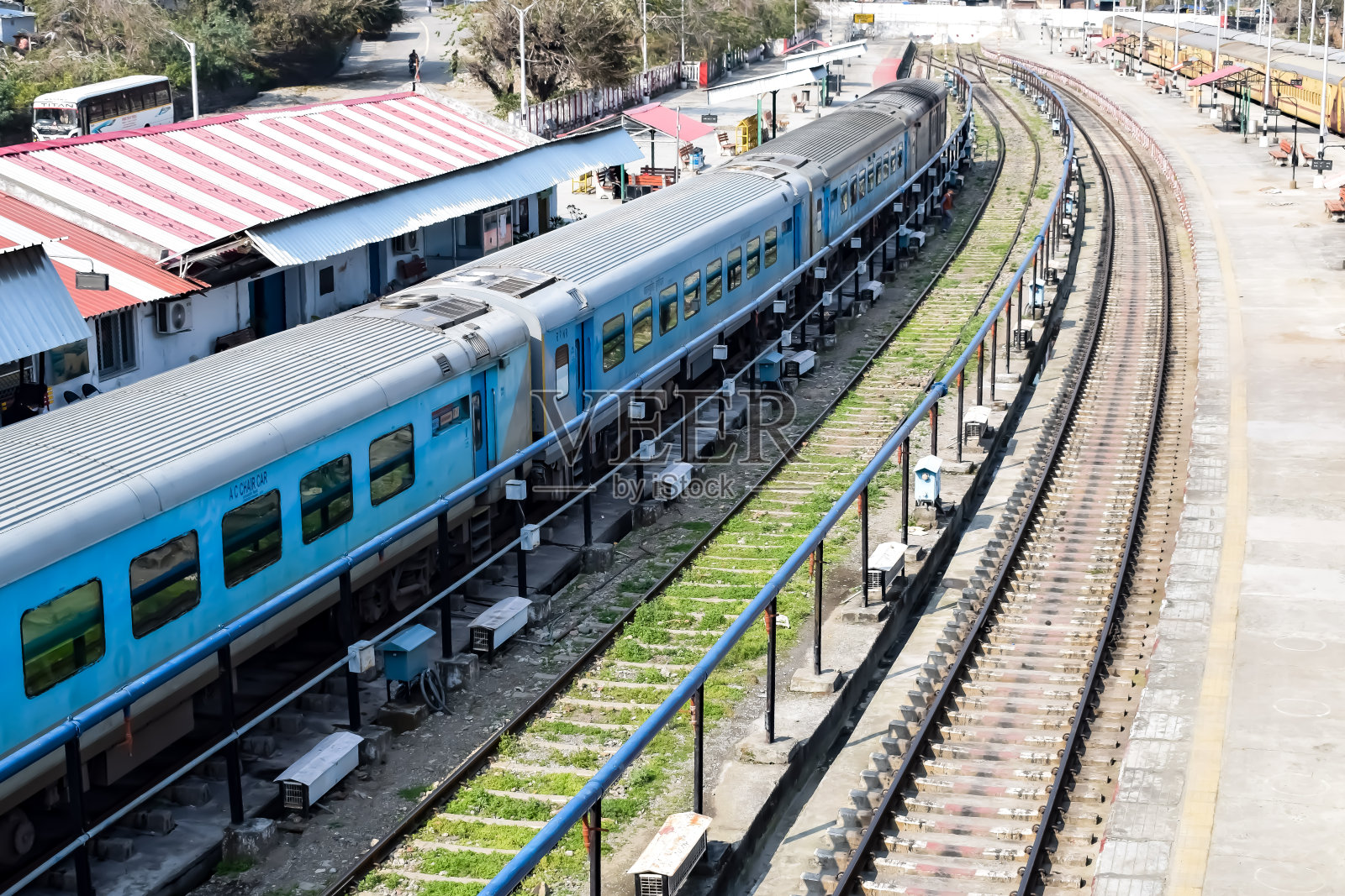 印度加德哥丹，北阿坎德邦，2023年9月25日——早上，印度火车停靠在加德哥丹火车站站台，彩色列车停靠在加德哥丹，北阿坎德邦火车站照片摄影图片