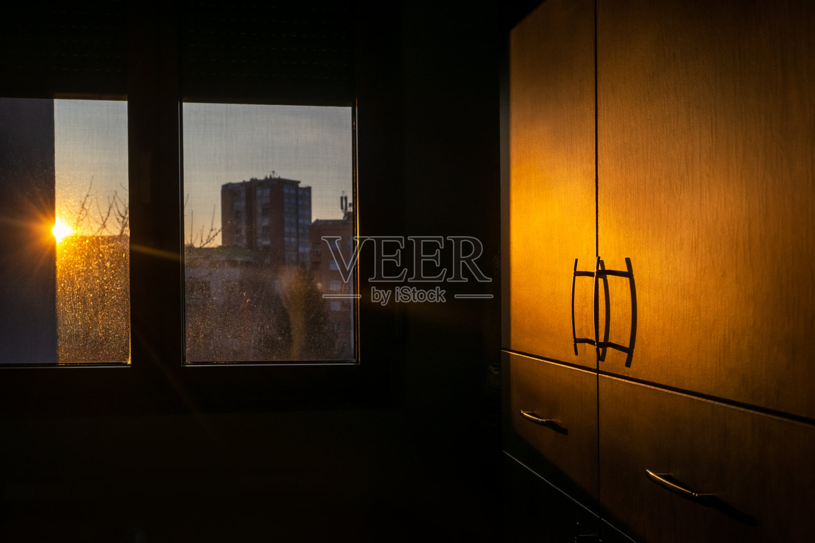 带金属把手的抽屉柜照片摄影图片